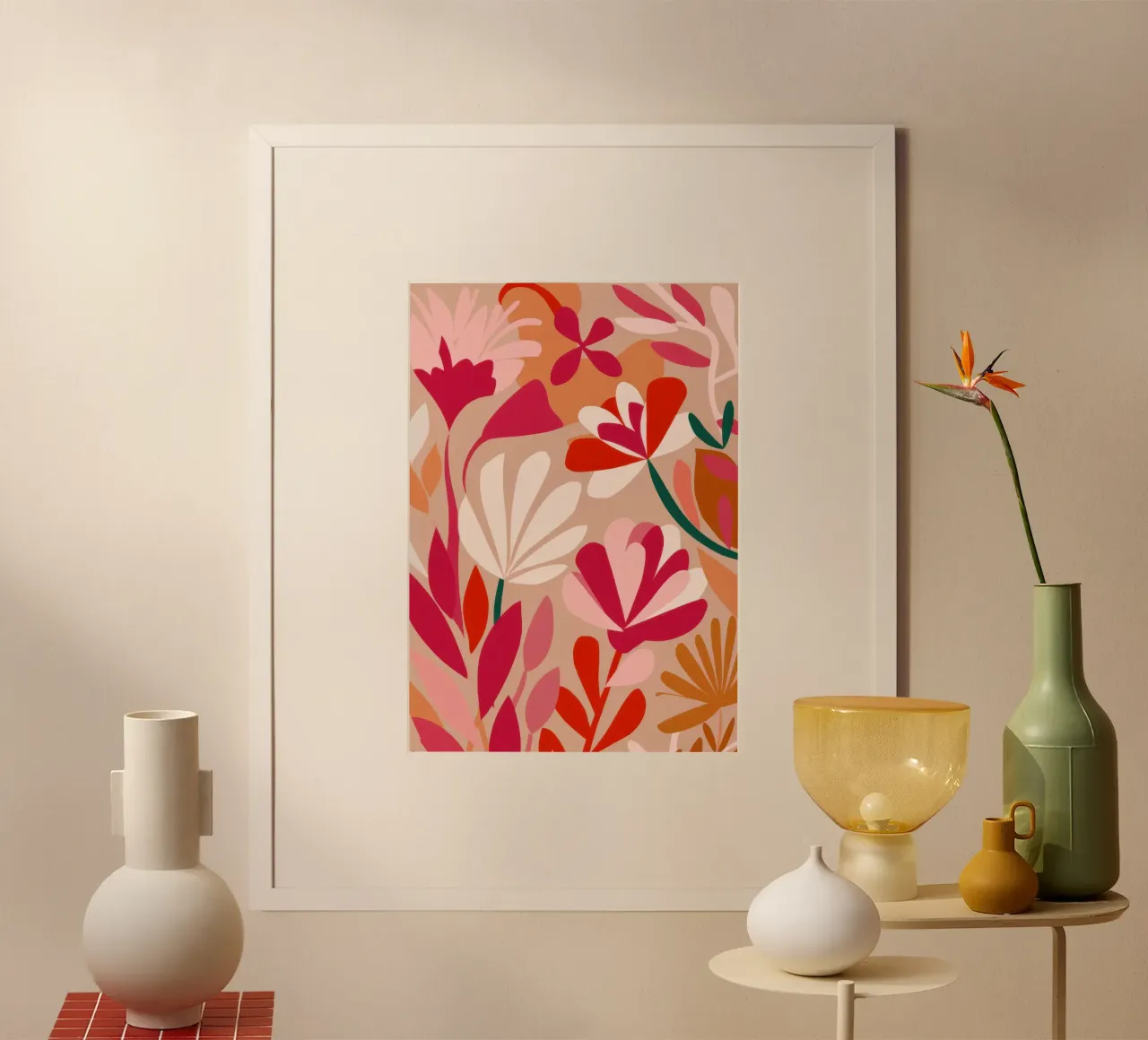 Flora rossa stilizzata poster con telaio in plastica da Nova Glaze