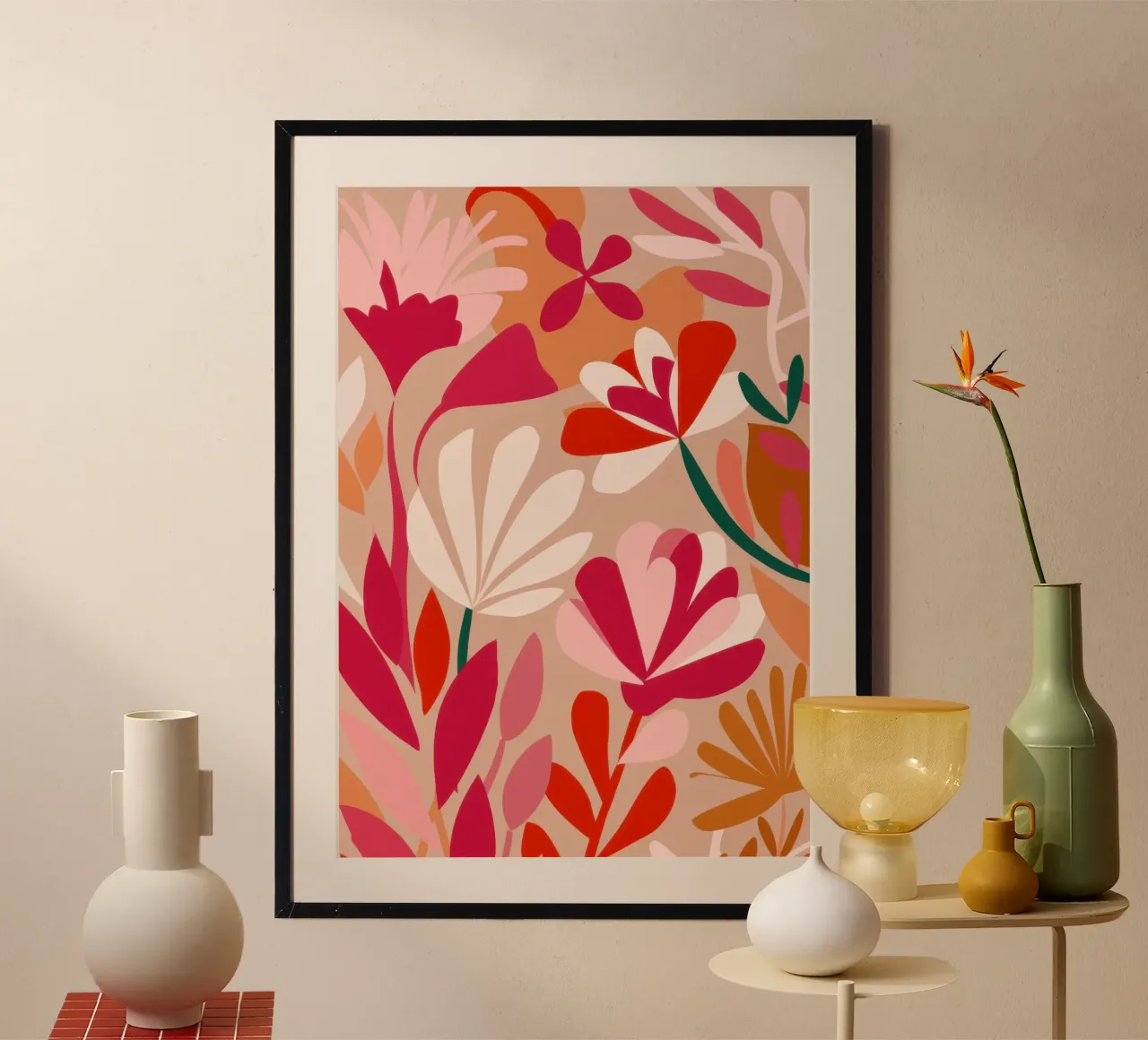 Flora rossa stilizzata poster con telaio in plastica da Nova Glaze