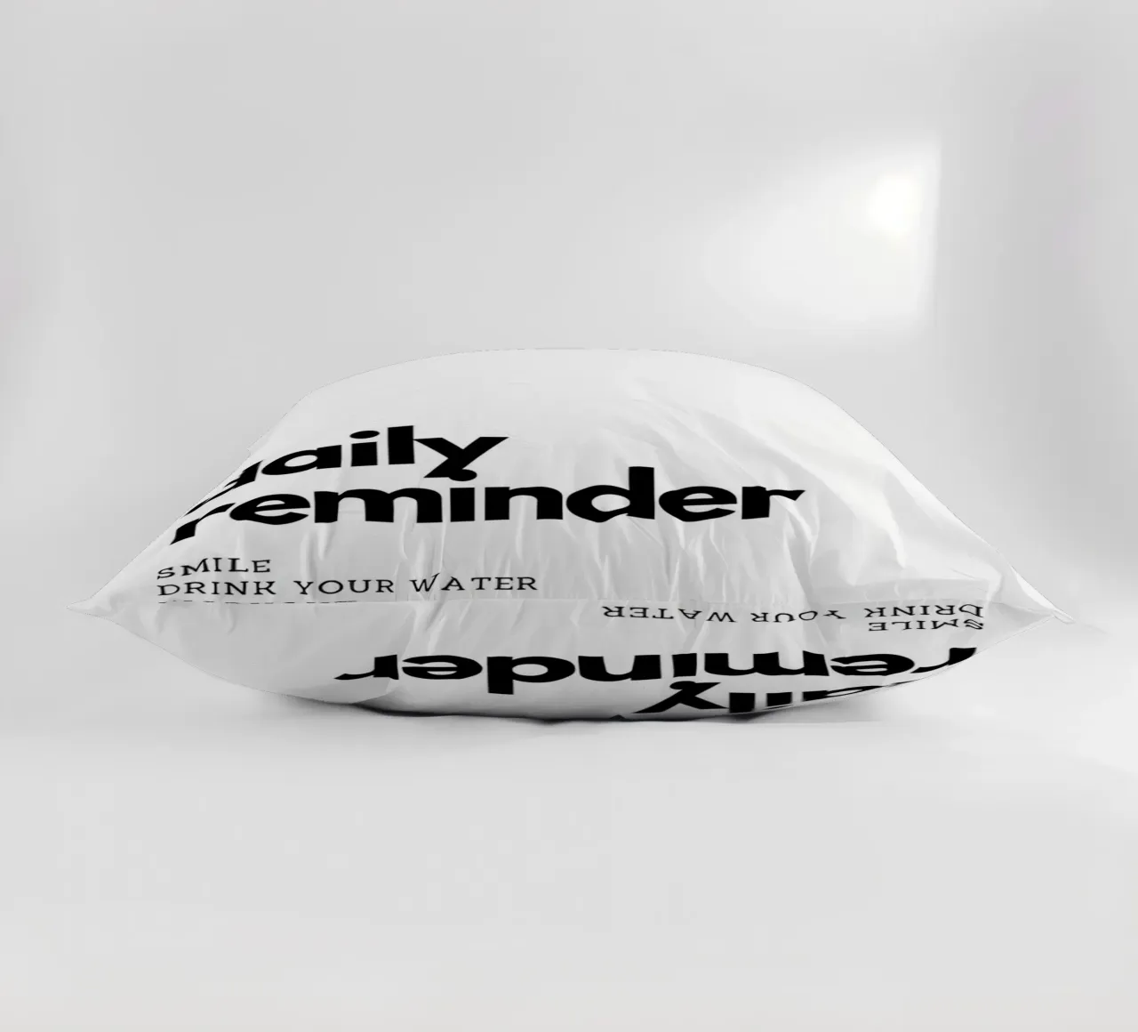 "daily reminder" cuscino da Type & Tape