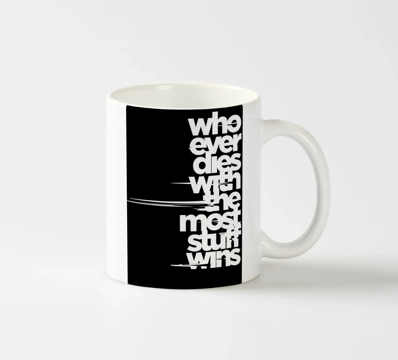 "Whoeve dies with the most stuff wins." tazza in ceramica da Type & Tape