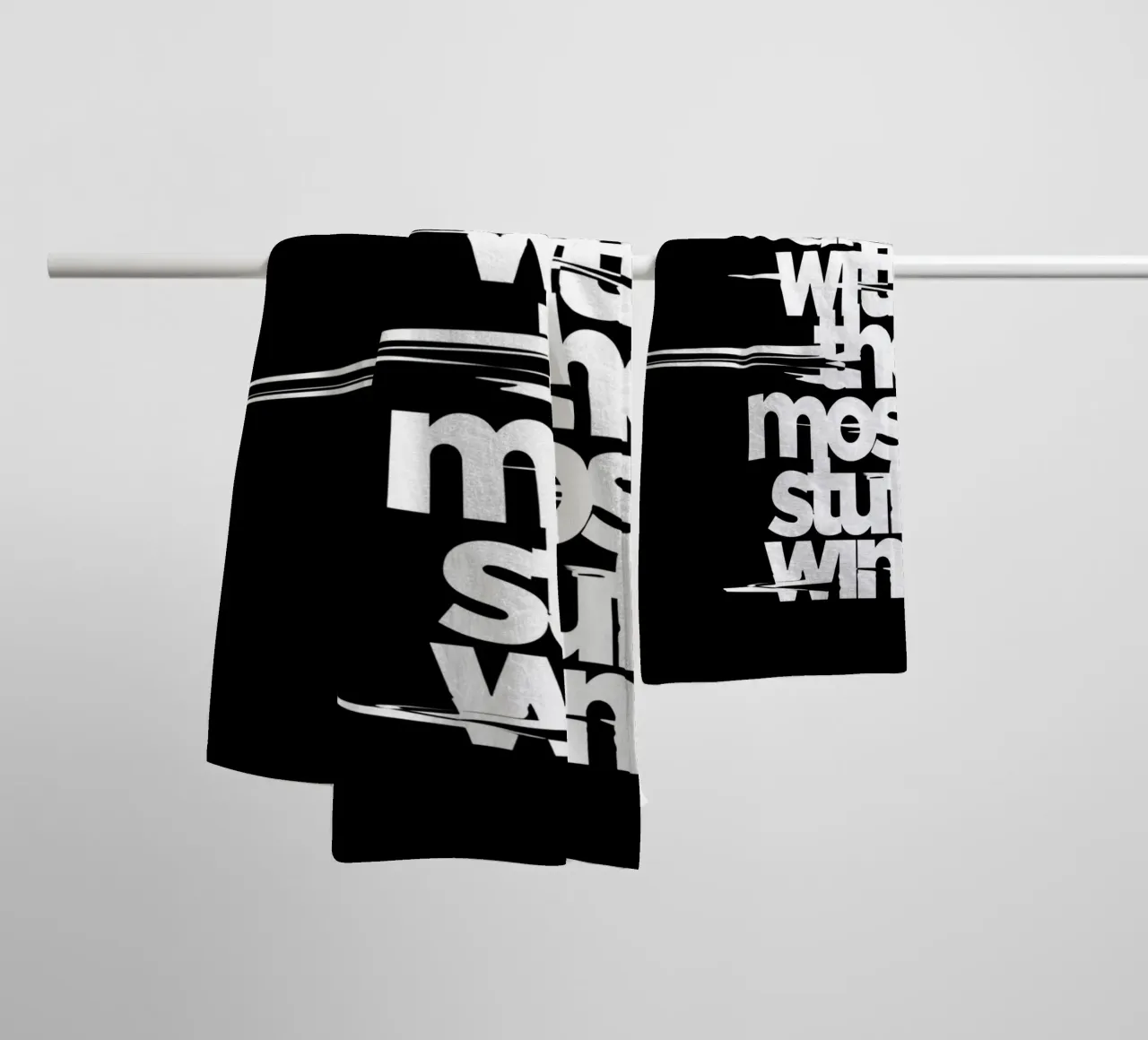 "Whoeve dies with the most stuff wins." asciugamano da bagno da Type & Tape