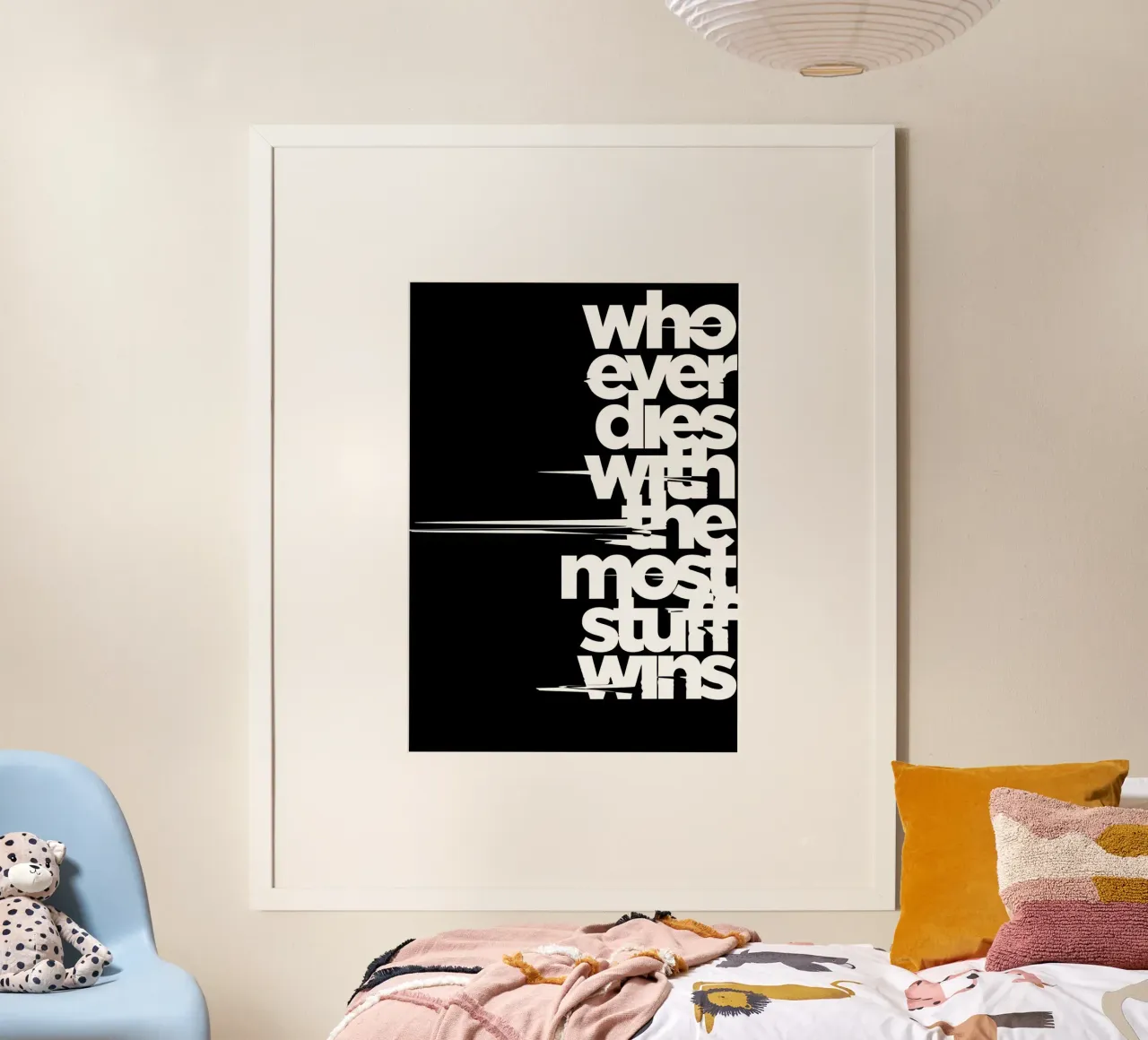 "Whoeve dies with the most stuff wins." poster con telaio in alluminio da Type & Tape