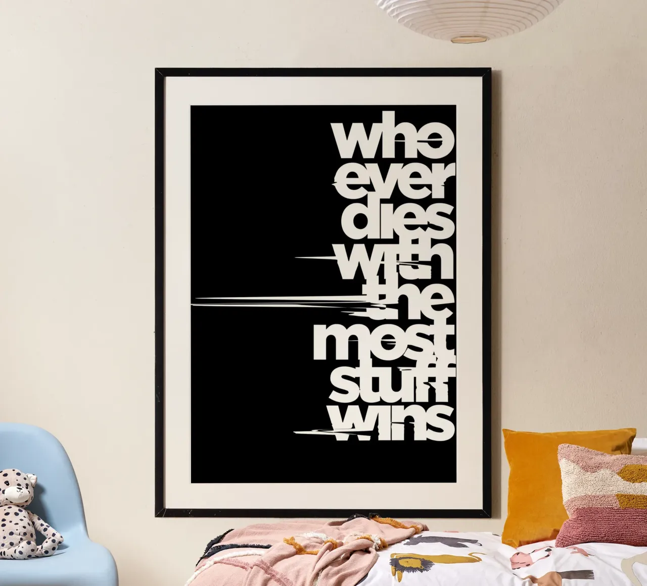 "Whoeve dies with the most stuff wins." poster con telaio in alluminio da Type & Tape