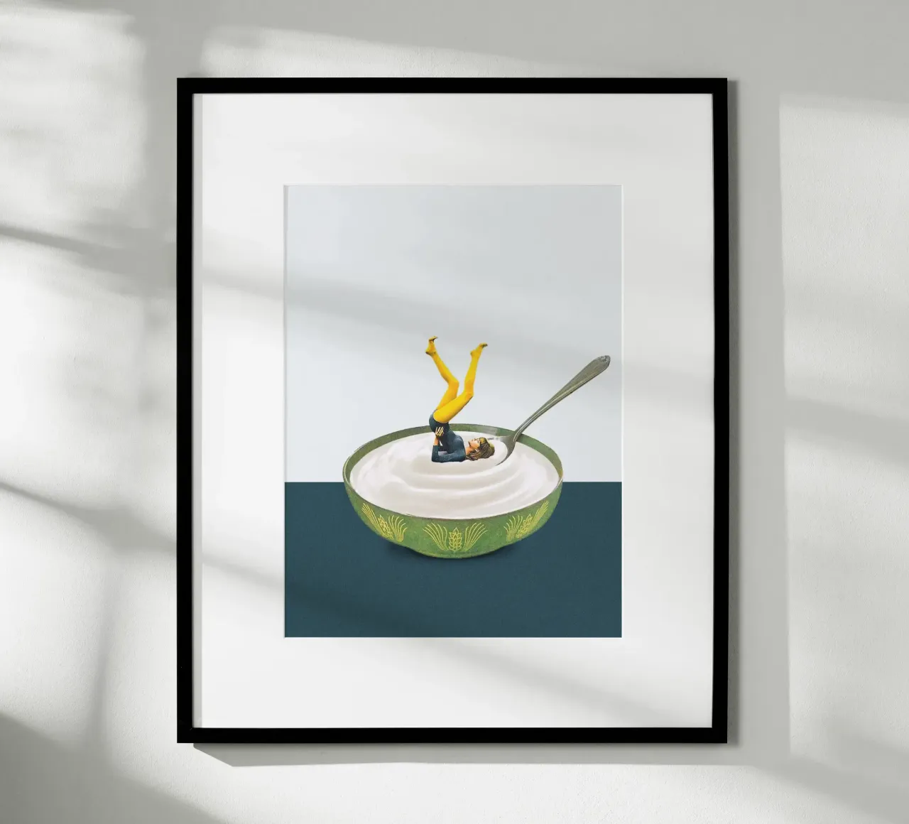 Maarten Leon - Lo yoga nello yogurt poster con telaio in plastica da mix mate