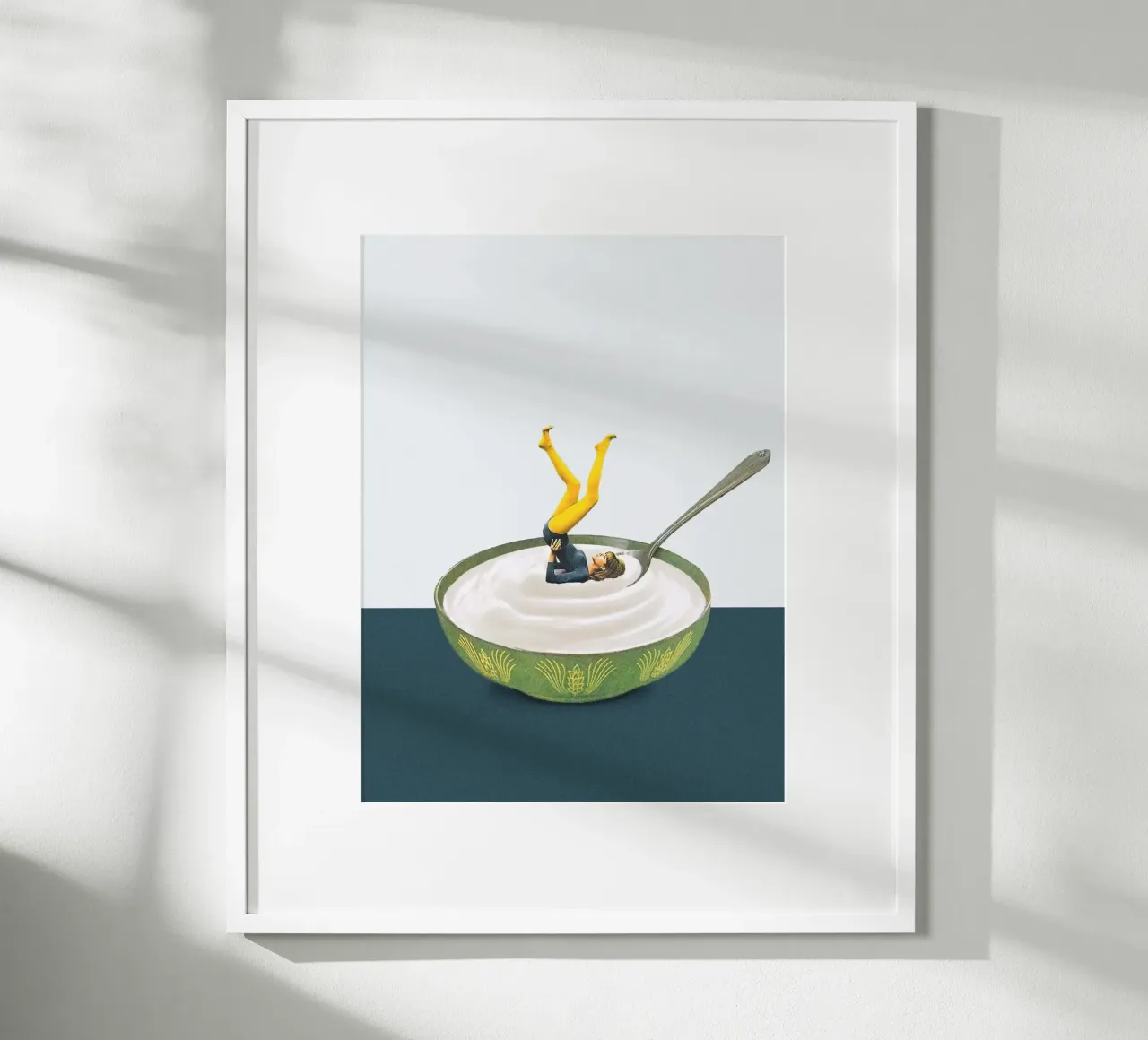Maarten Leon - Lo yoga nello yogurt poster con telaio in plastica da mix mate