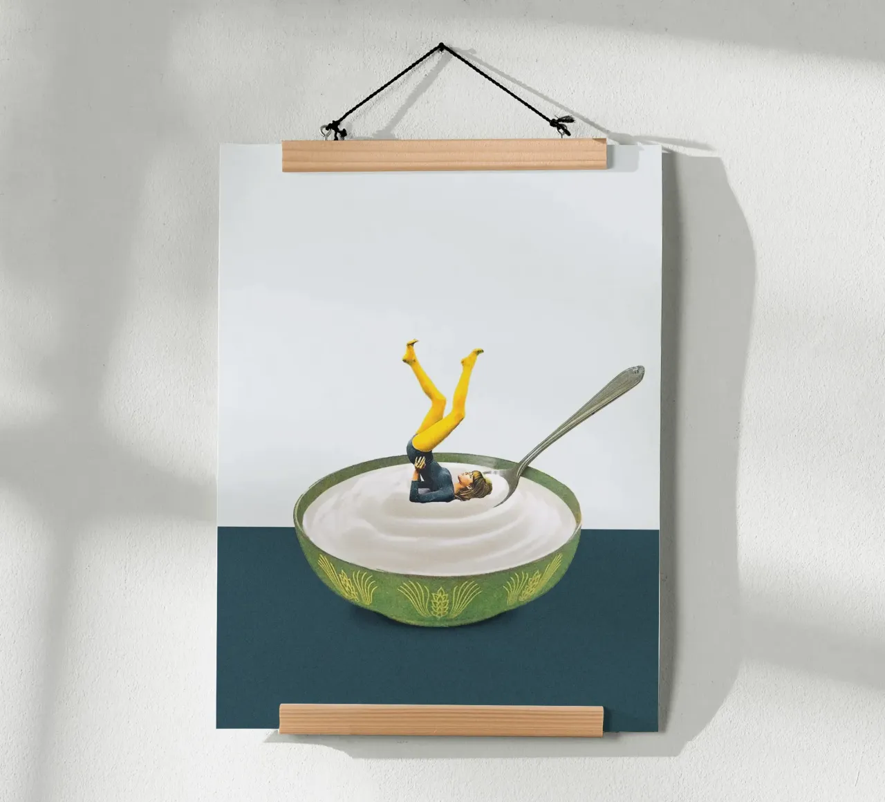 Maarten Leon - Lo yoga nello yogurt poster con telaio in plastica da mix mate