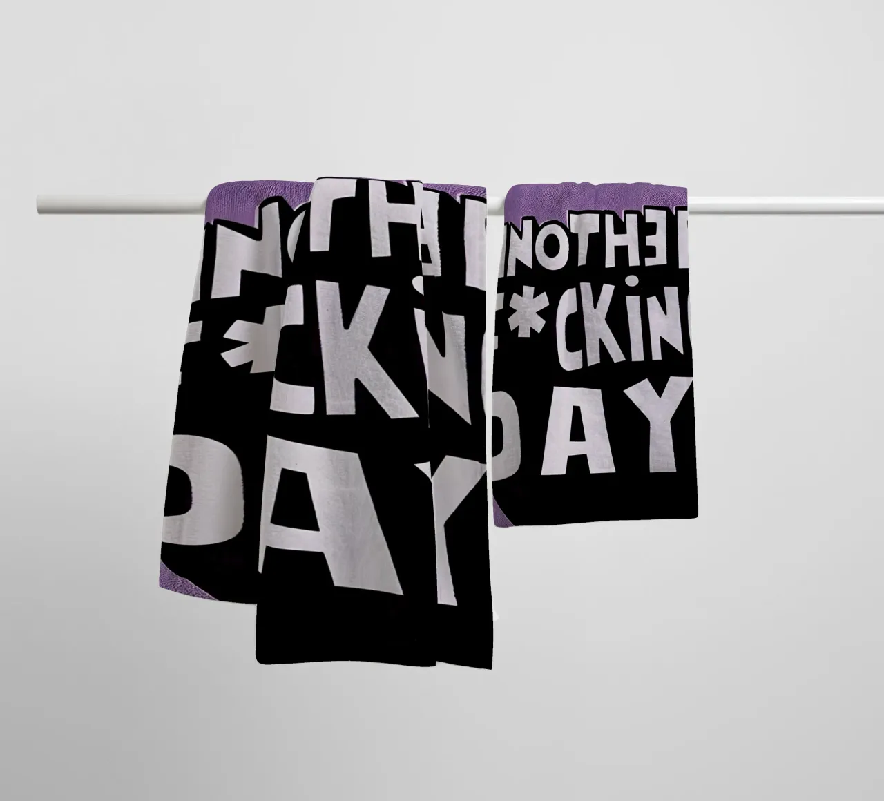 ANOTHER F*CKING DAY asciugamano da bagno da Type & Tape