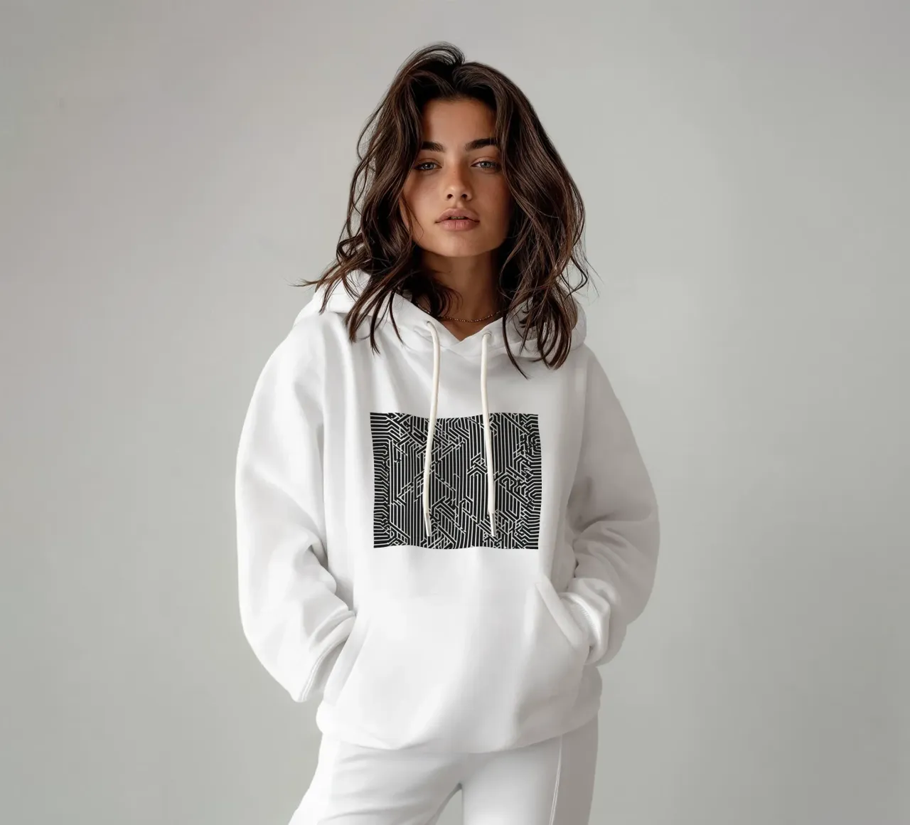 Modello geometrico astratto di linee in bianco e nero felpa con cappuccio da DesignDoodle