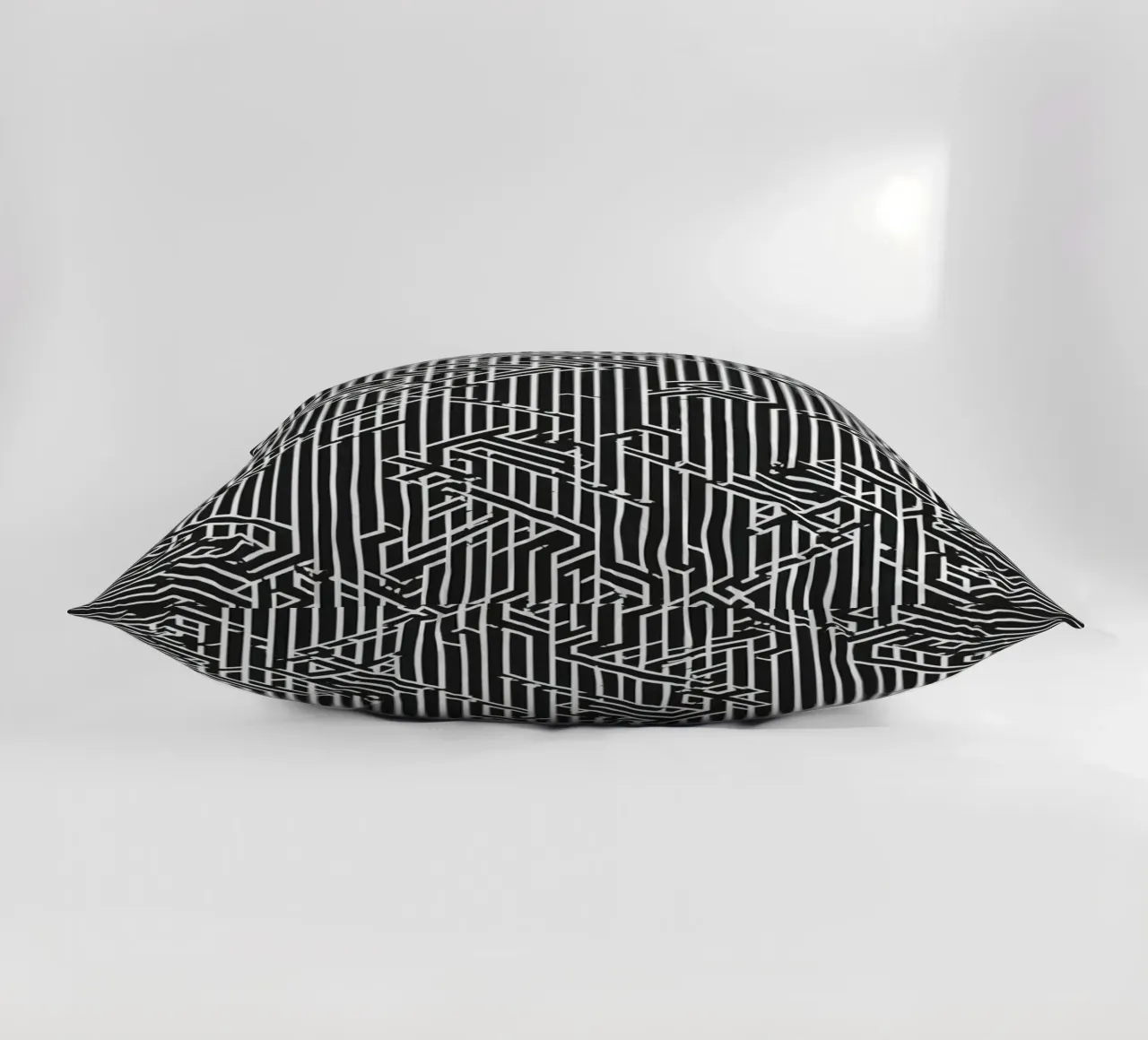 Modello geometrico astratto di linee in bianco e nero cuscino da DesignDoodle