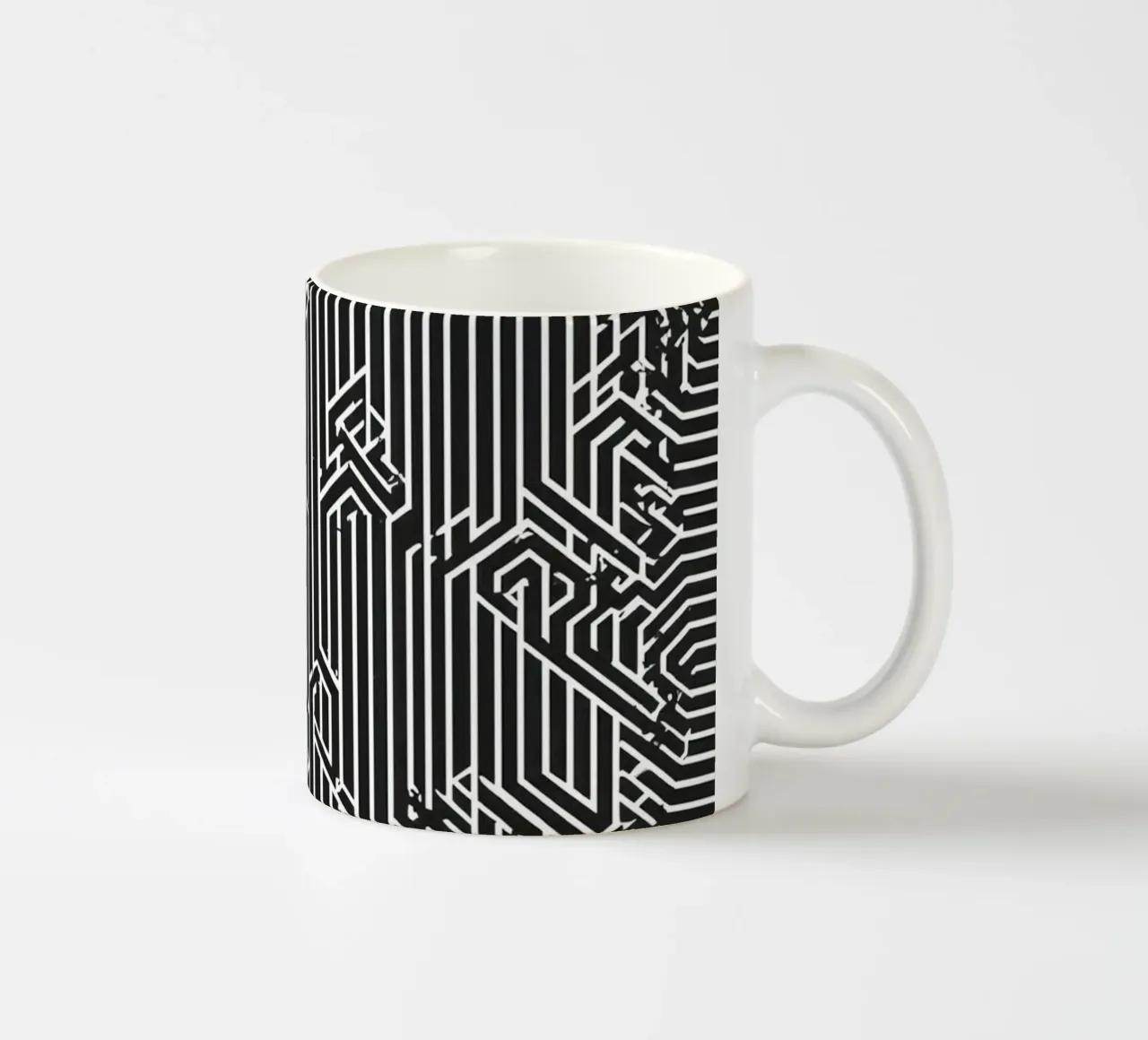 Modello geometrico astratto di linee in bianco e nero tazza in ceramica da DesignDoodle