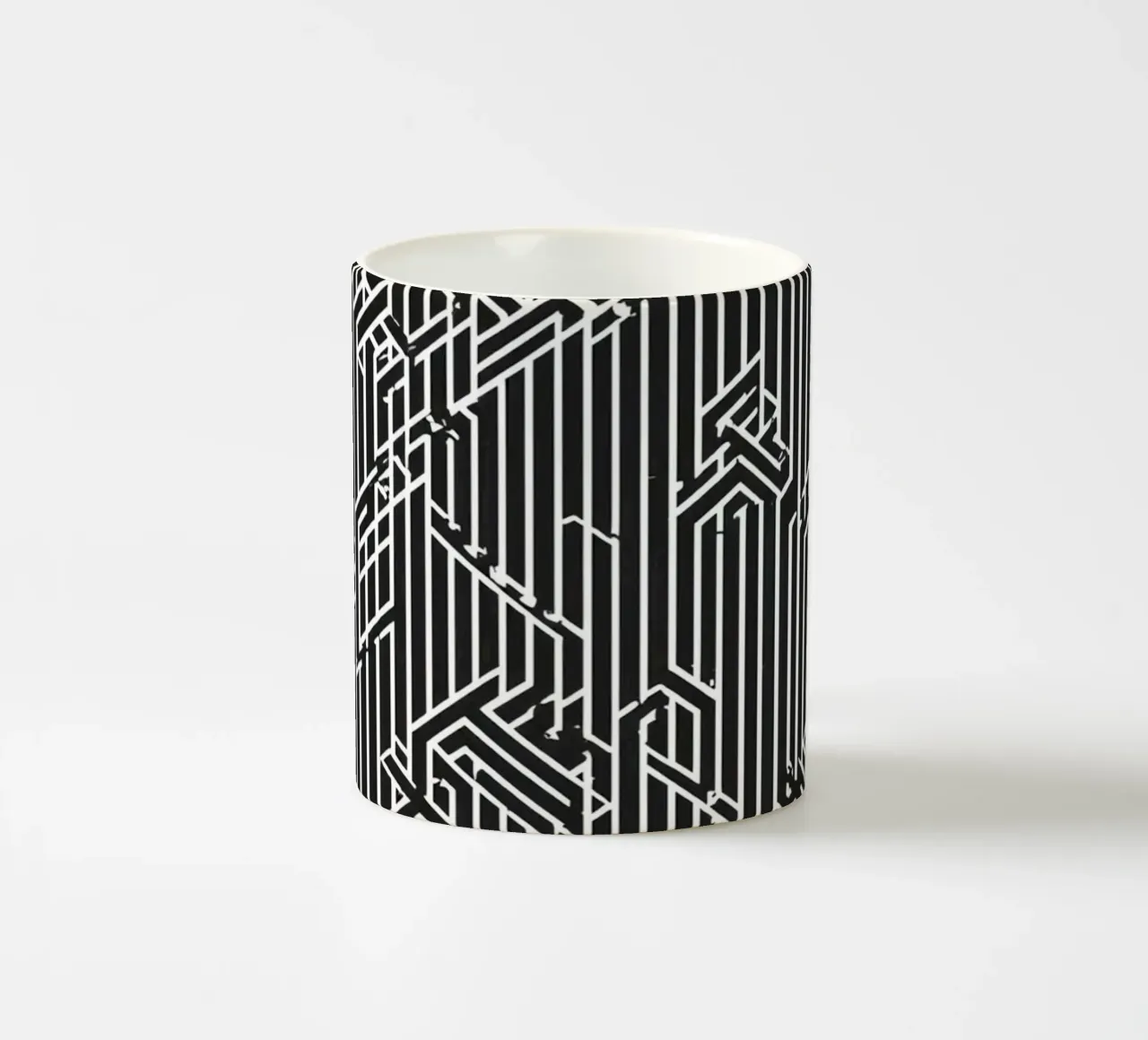 Modello geometrico astratto di linee in bianco e nero tazza in ceramica da DesignDoodle