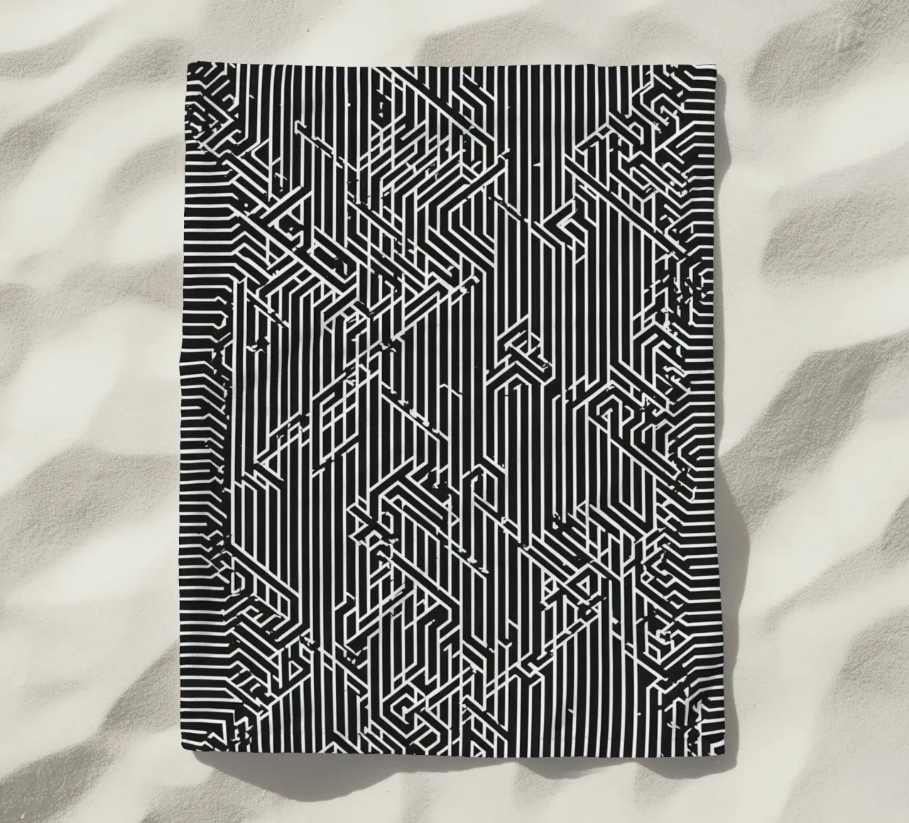 Modello geometrico astratto di linee in bianco e nero telo mare da DesignDoodle