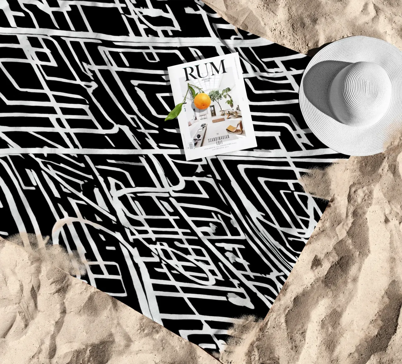 Modello astratto di linee intersecanti in bianco e nero telo mare da DesignDoodle