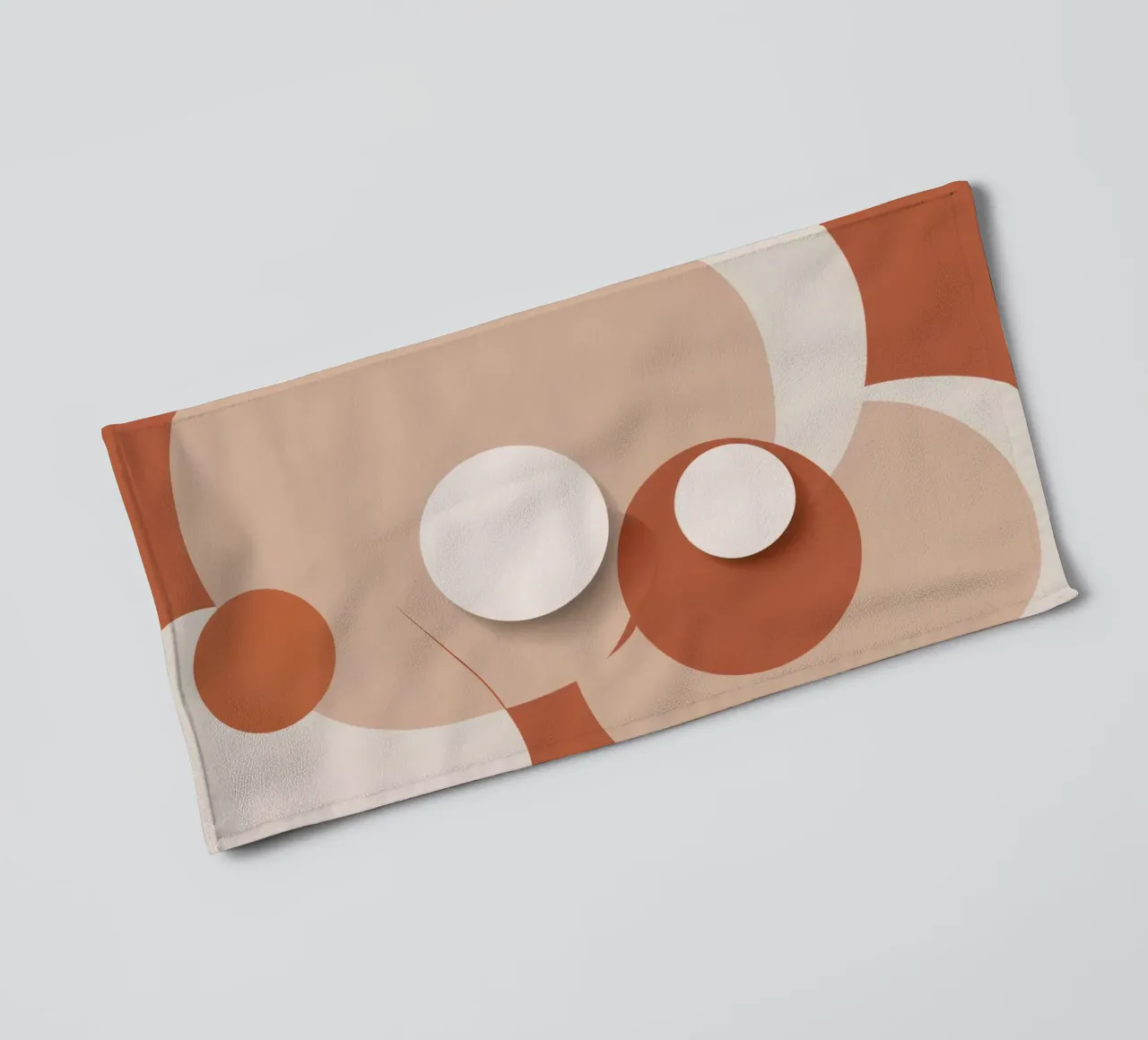 Astratto di cerchi sovrapposti con dischi bianchi asciugamano da bagno da DesignDoodle