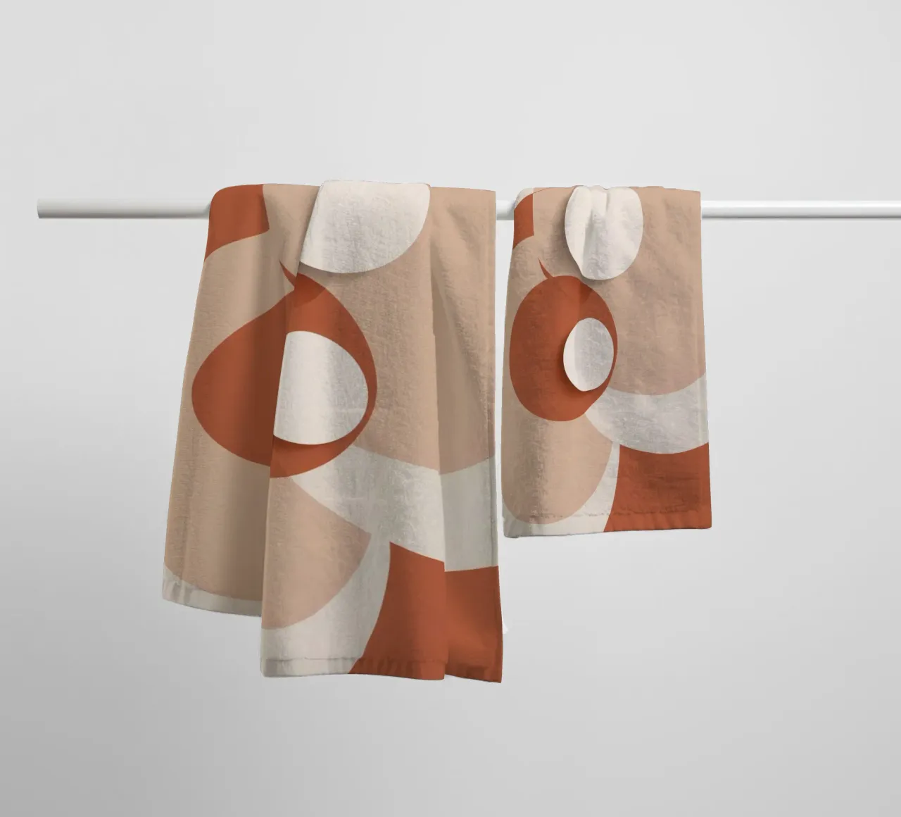 Astratto di cerchi sovrapposti con dischi bianchi asciugamano da bagno da DesignDoodle