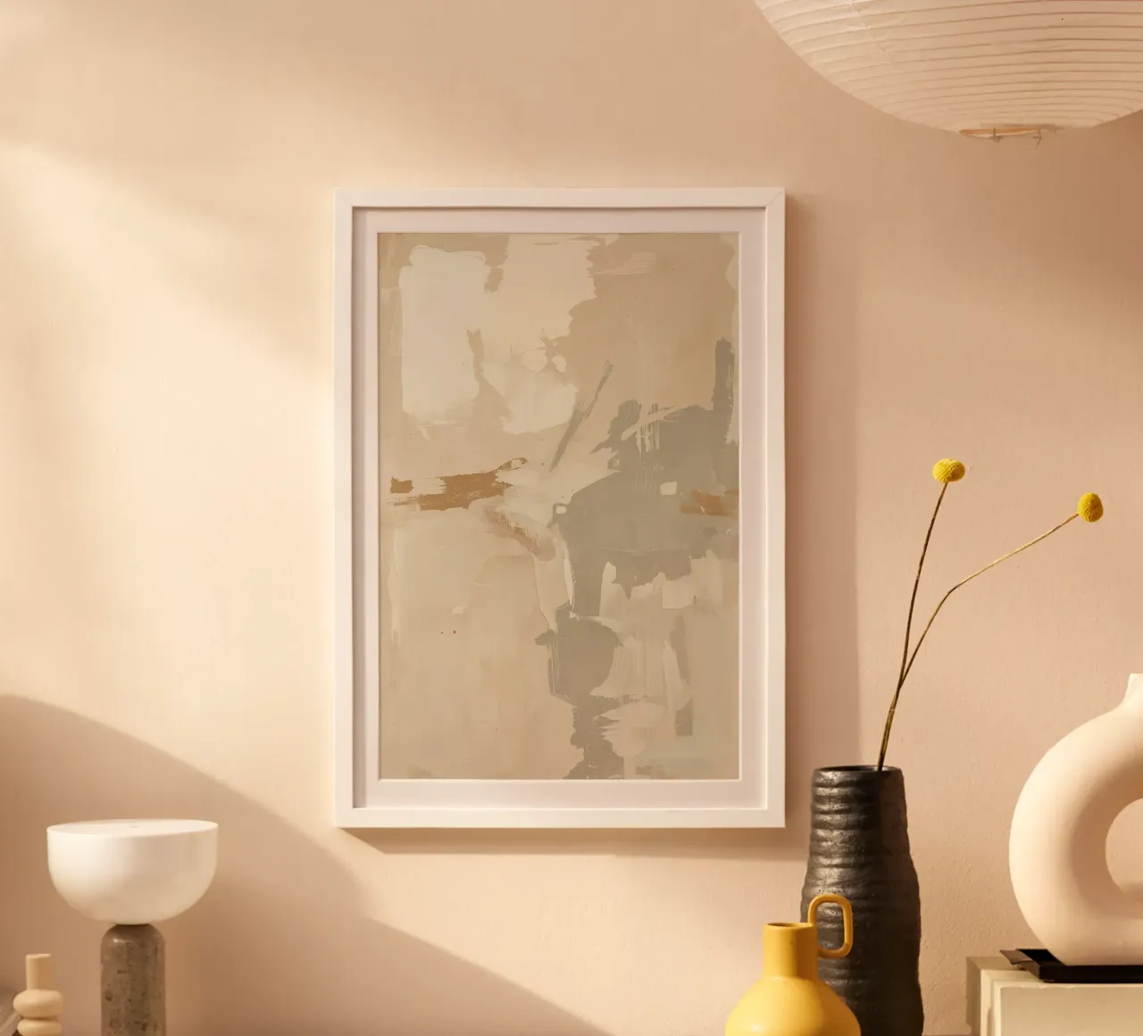 Abstract schilderij met beige grijs wit en gouden penseelstreek poster met kunststof frame van DesignDoodle