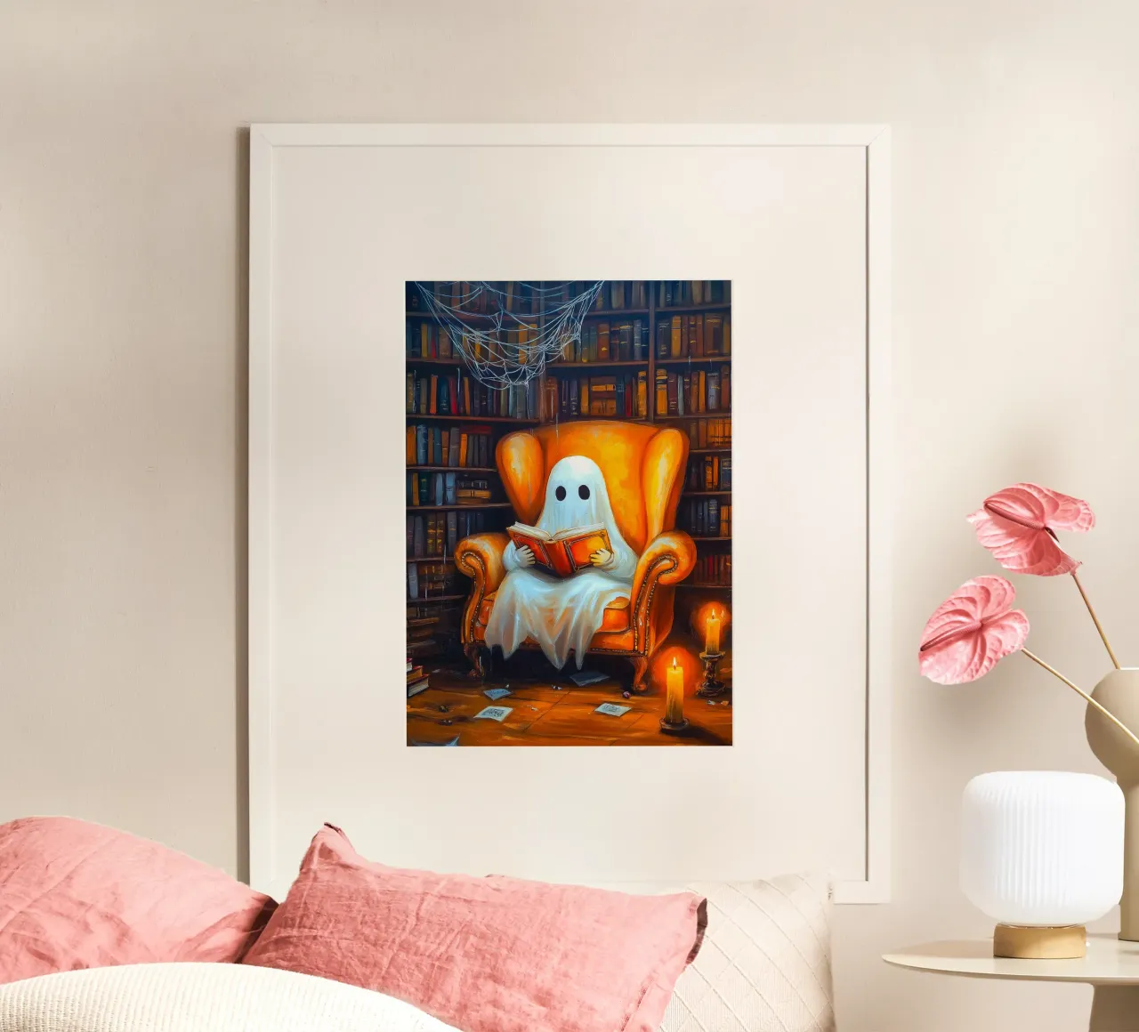 Libro di lettura dei fantasmi di Halloween nella Biblioteca delle Poltrone poster con telaio in legno da Fleur de Lys