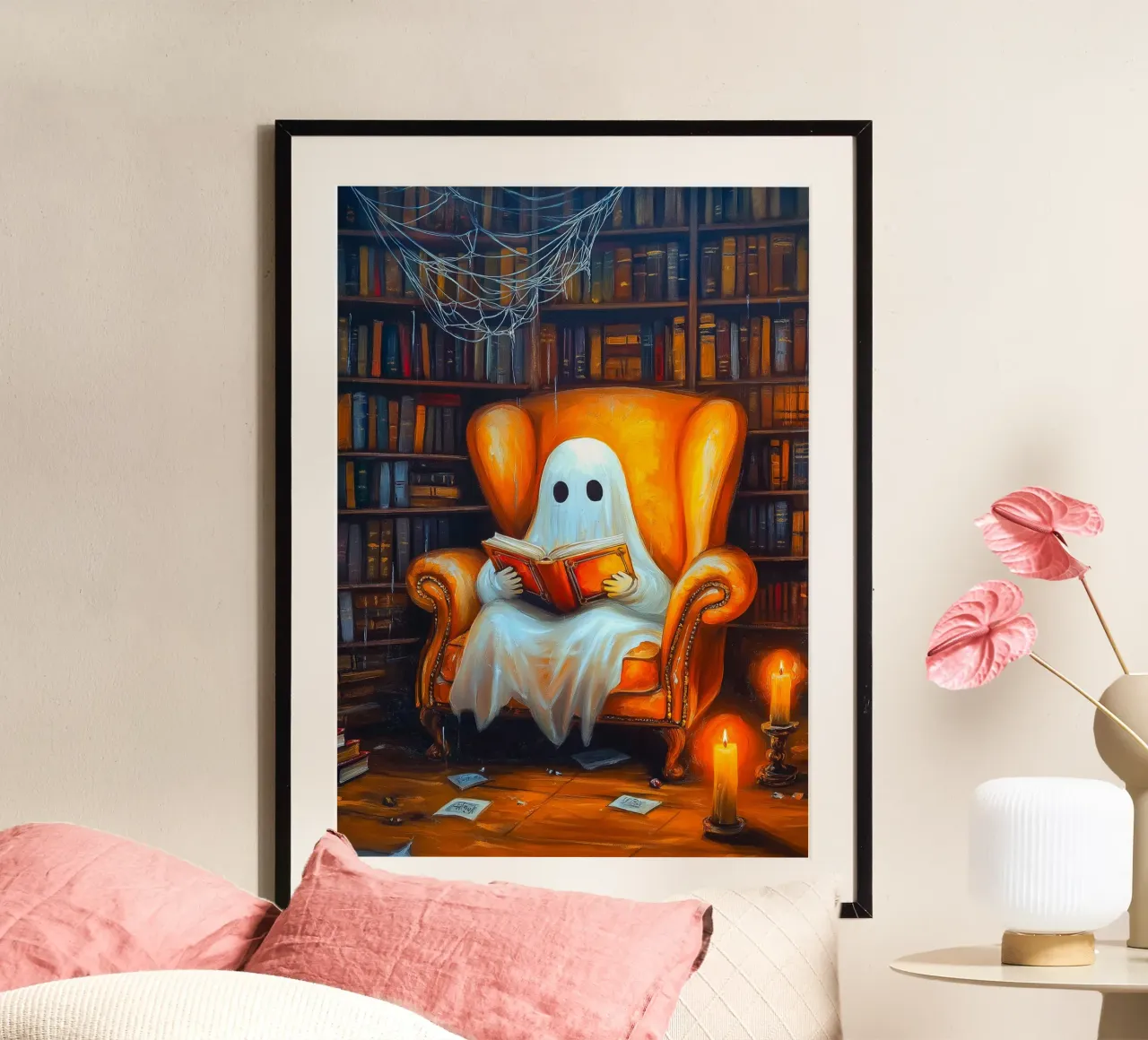 Libro di lettura dei fantasmi di Halloween nella Biblioteca delle Poltrone poster con telaio in legno da Fleur de Lys