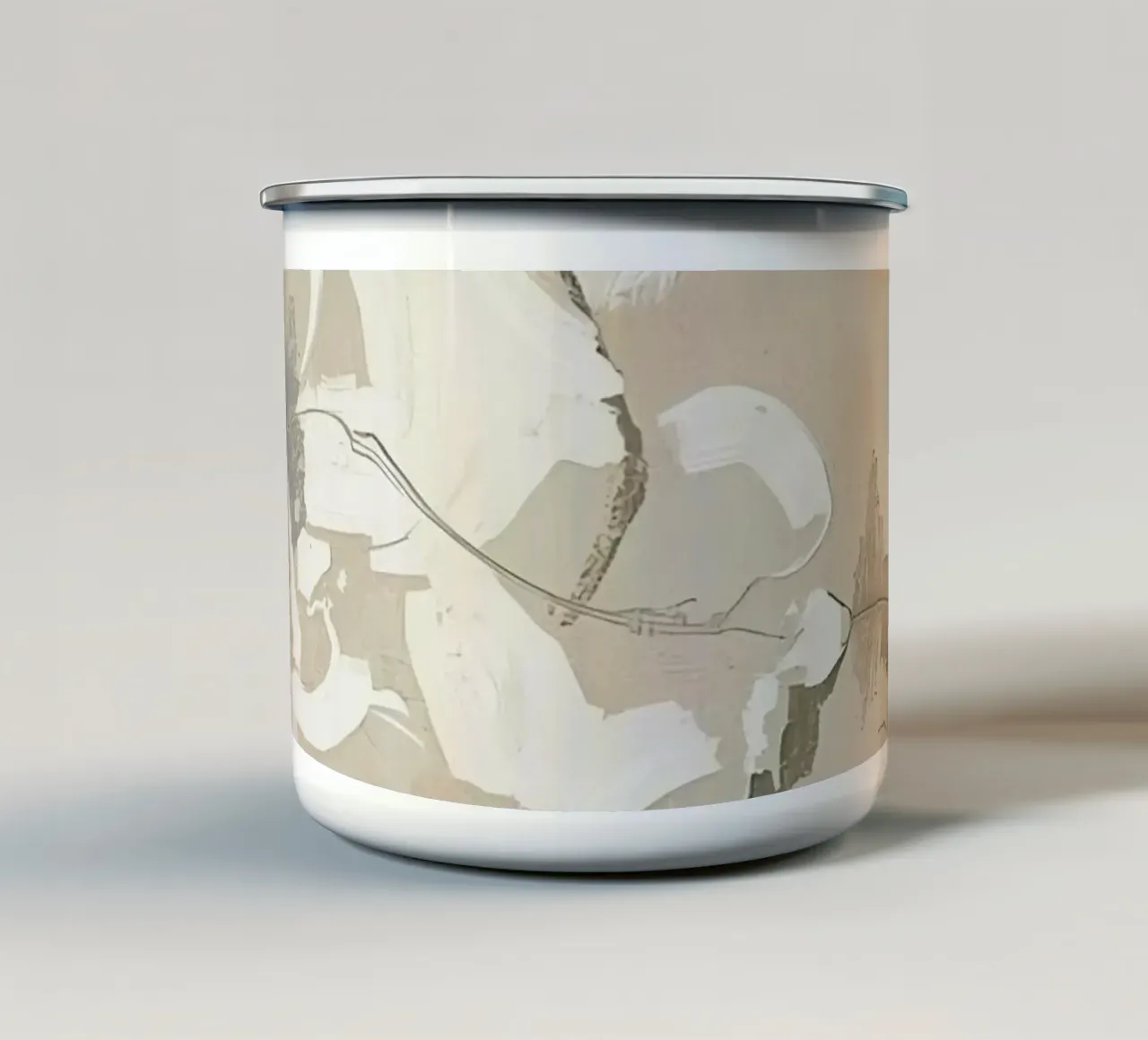 Pittura astratta con pennellate beige, bianche e grigie tazza in smalto da DesignDoodle
