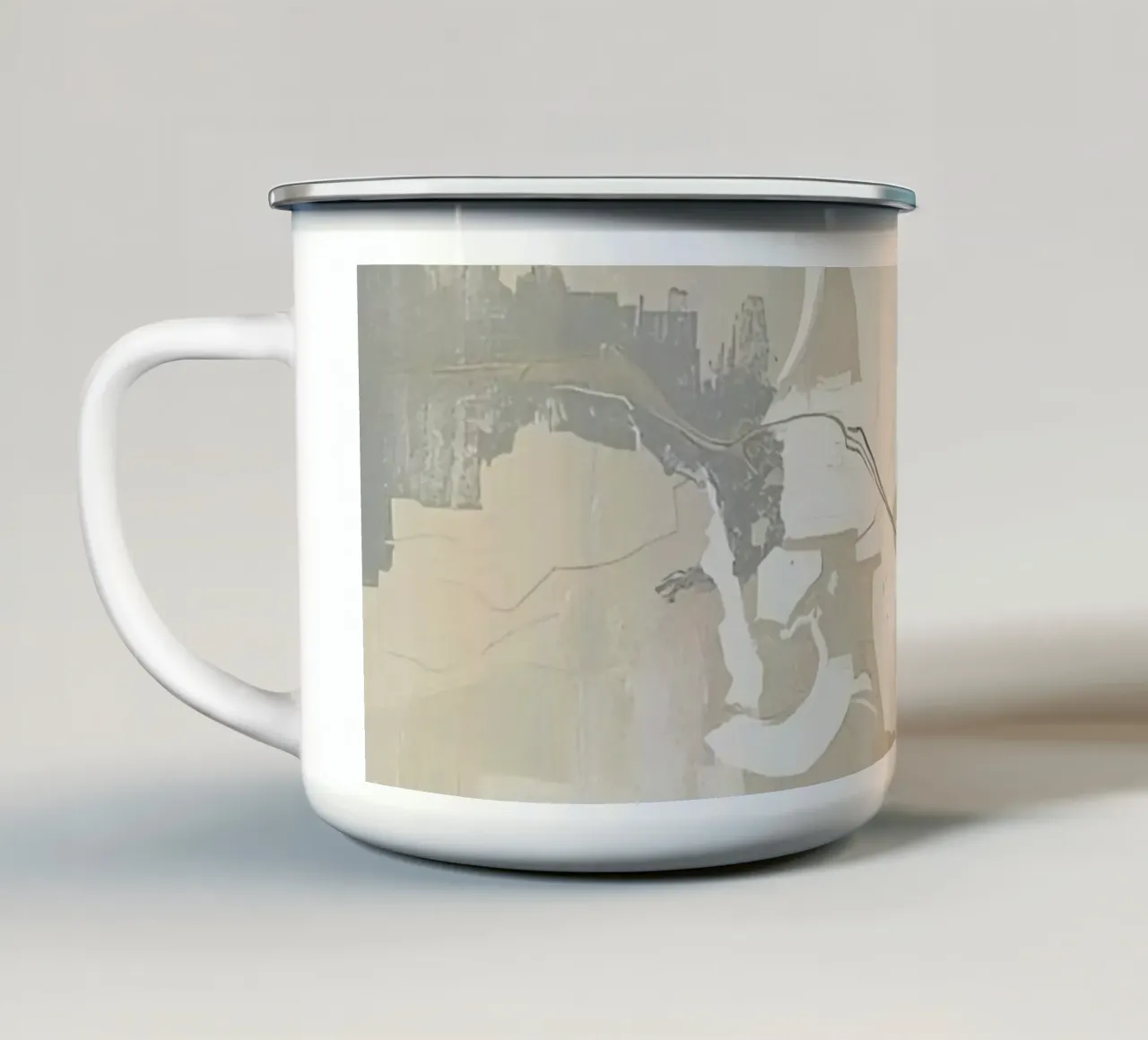Pittura astratta con pennellate beige, bianche e grigie tazza in smalto da DesignDoodle