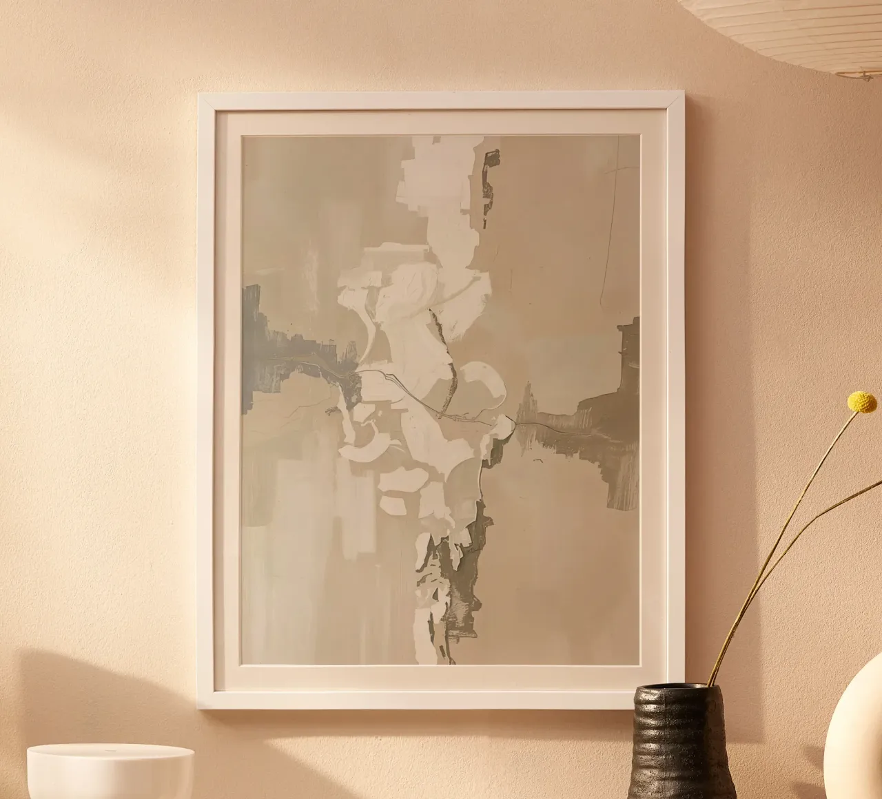 Pittura astratta con pennellate beige, bianche e grigie poster con telaio in plastica da DesignDoodle