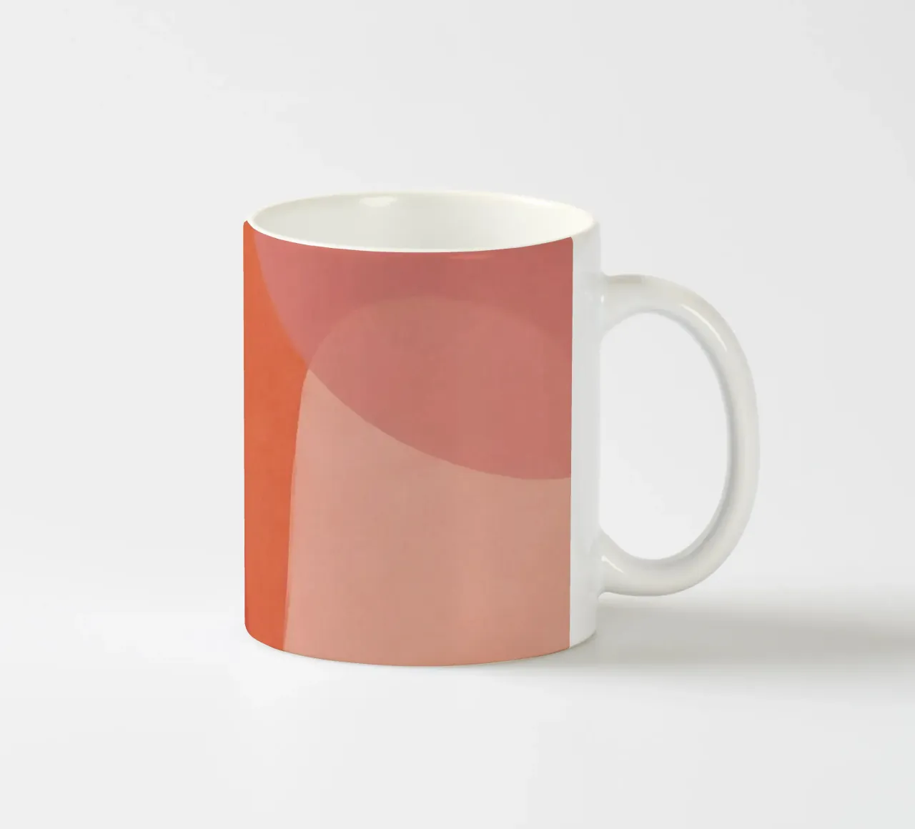 Forme geometriche astratte rosa e arancioni tazza in ceramica da DesignDoodle