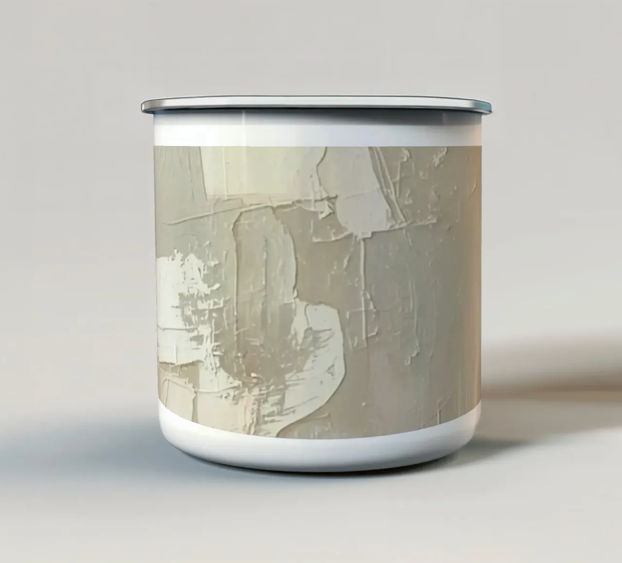 Pittura astratta con pennellate bianche e beige strutturate tazza in smalto da DesignDoodle