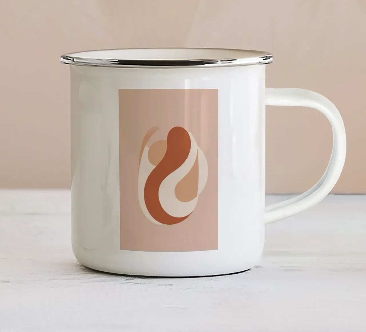 Forme astratte arrotondate beige e marrone tazza in smalto da DesignDoodle