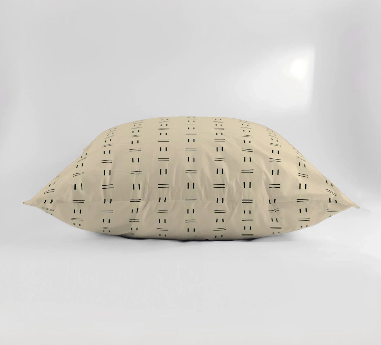 Linee doppie minimal-scandinave | Nero su Beige cuscino da Beauty in Simplicity