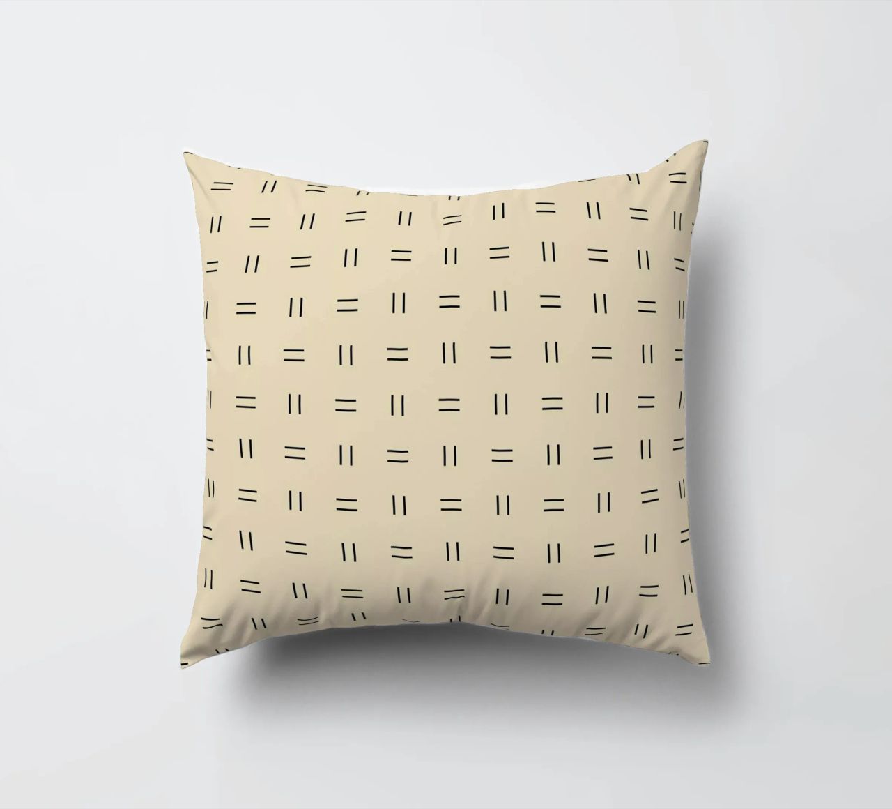 Linee doppie minimal-scandinave | Nero su Beige cuscino da Beauty in Simplicity