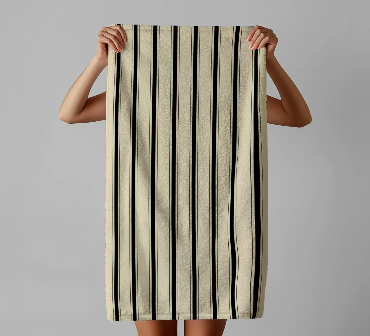 Minimal Farmhouse Basic Strisce miste | Nero su beige asciugamano da bagno da Beauty in Simplicity