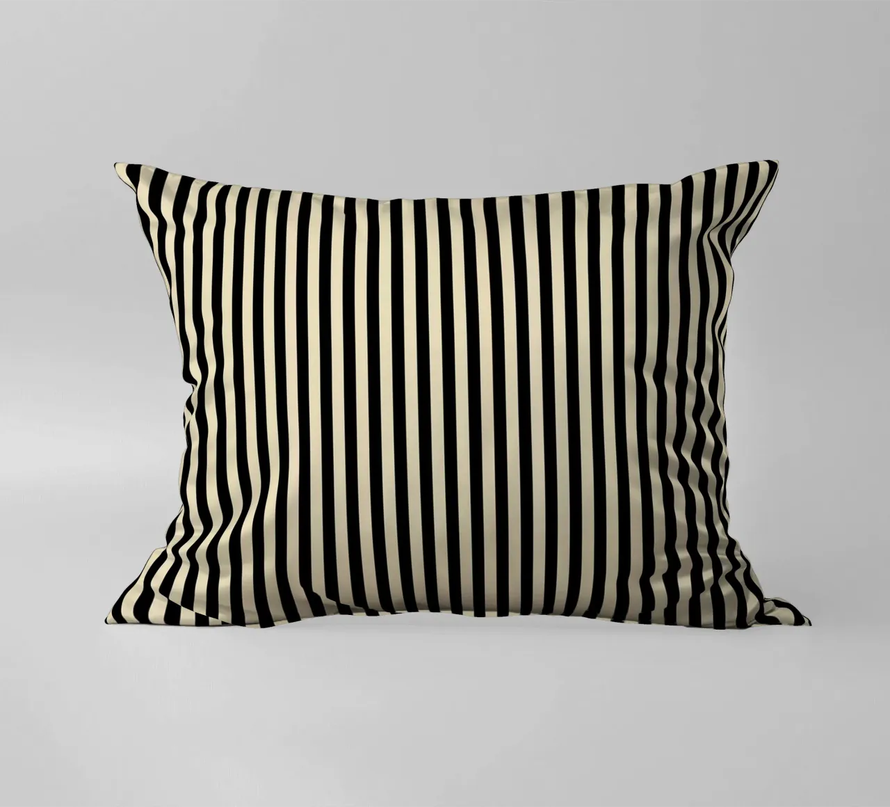 Minimal Basic Bold Stripes 2 | Nero e Beige cuscino da Beauty in Simplicity