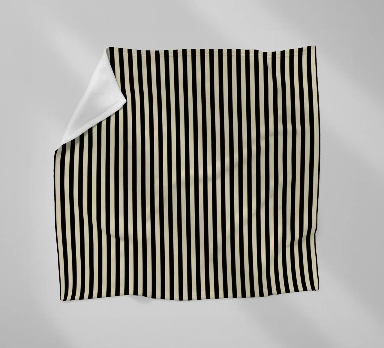 Minimal Basic Bold Stripes 2 | Nero e Beige coperta in pile da Beauty in Simplicity
