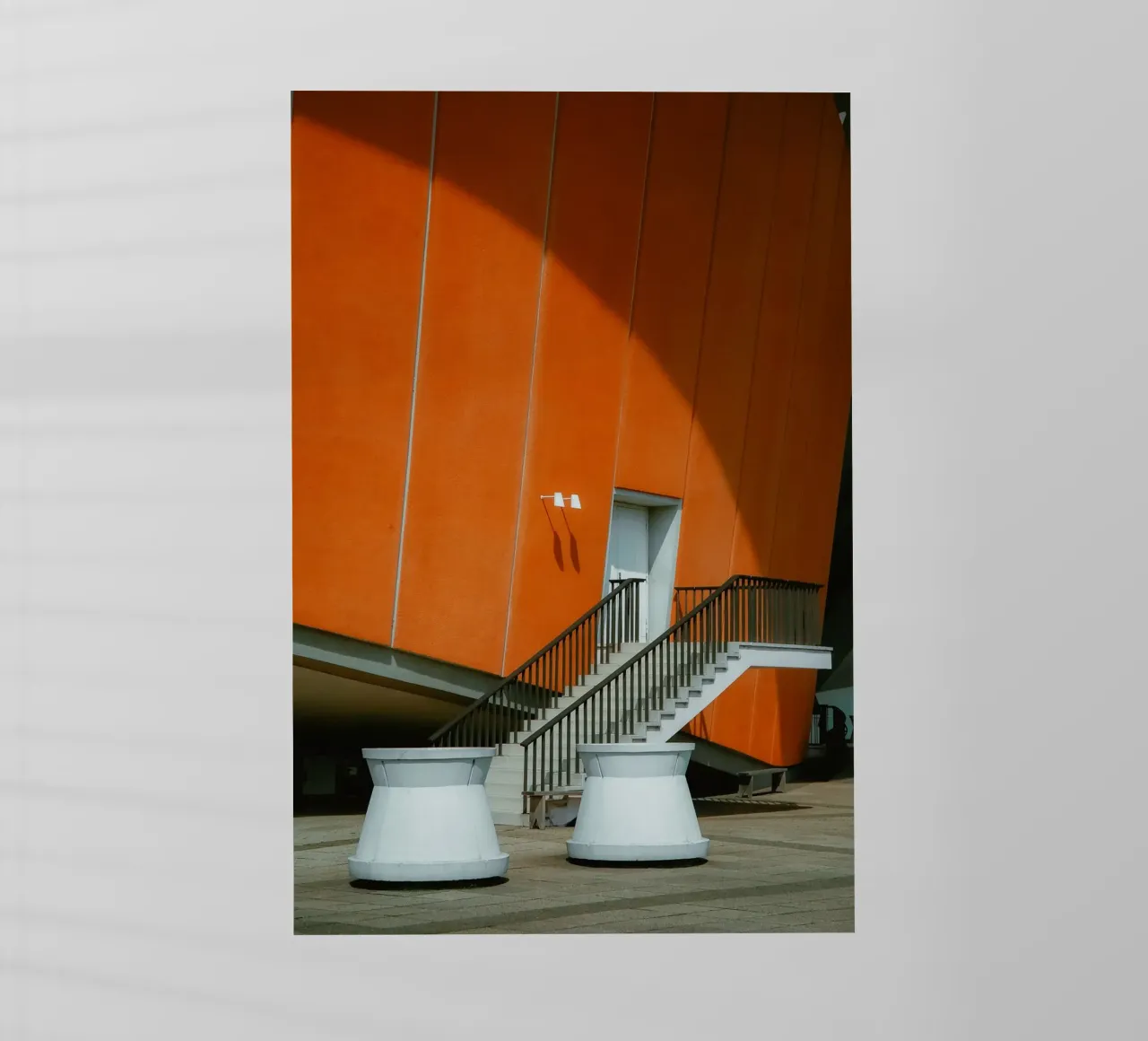 Orange Geometry – Shadow Arc pellicola backlit da Thilo Grøsch