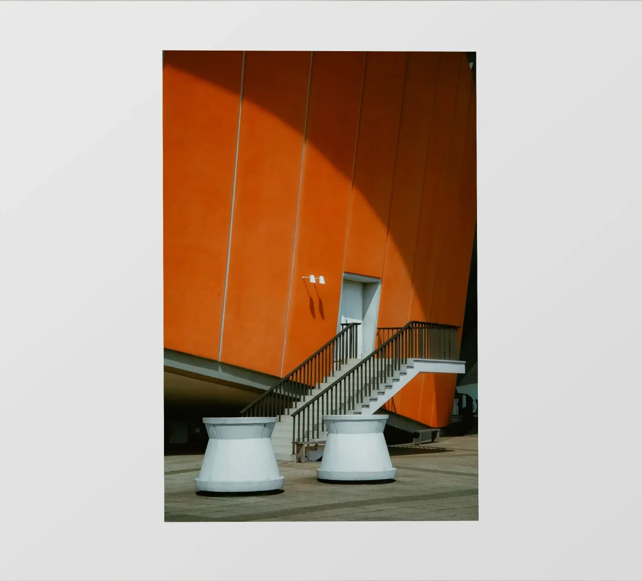 Orange Geometry – Shadow Arc pellicola backlit da Thilo Grøsch