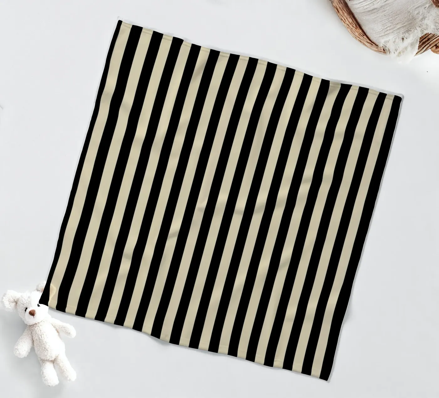 Minimal Basic Bold Stripes | Nero e Beige coperta in pile da Beauty in Simplicity