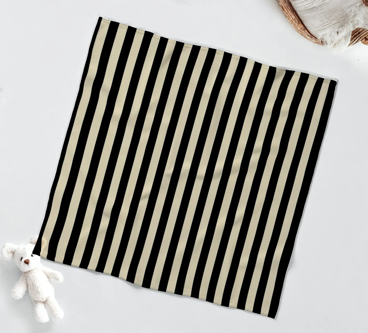 Minimal Basic Bold Stripes | Nero e Beige coperta in pile da Beauty in Simplicity