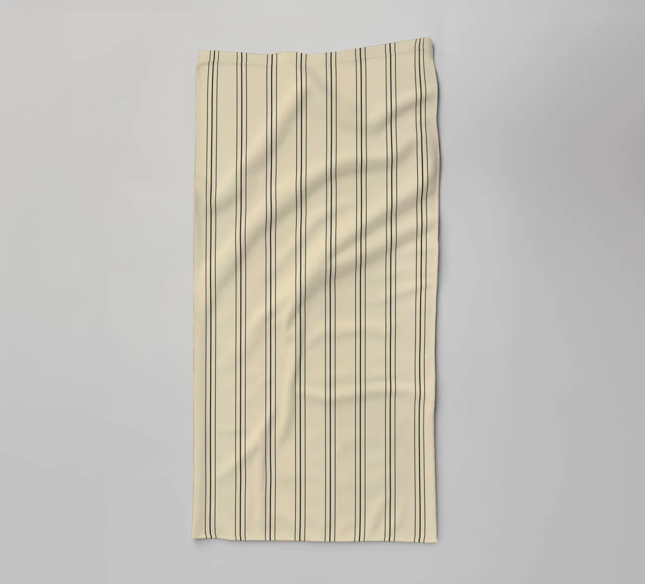 Minimal Classic Scandi Linee miste | Nero su Beige asciugamano da bagno da Beauty in Simplicity