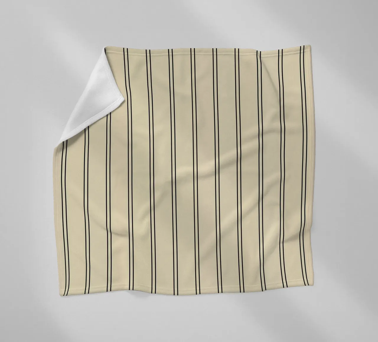 Minimal Basic Classic a doppie strisce nero su beige coperta in pile da Beauty in Simplicity