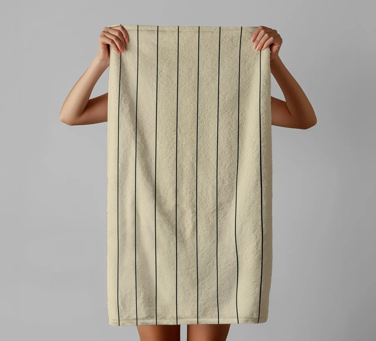 Minimal Basic Classic Stripes | Nero su Beige asciugamano da bagno da Beauty in Simplicity