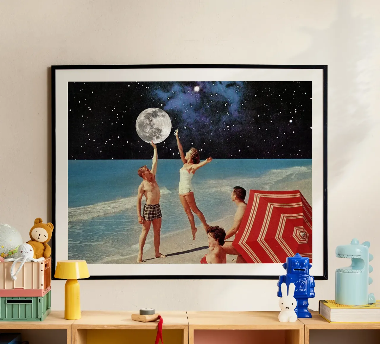 Reaching for the Moon poster con telaio in plastica da MsGonzalez