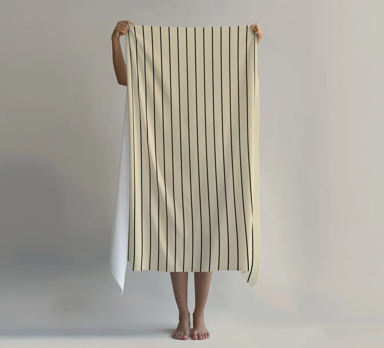 Minimal Basic Classic Pinstripe | Nero su Beige telo mare da Beauty in Simplicity