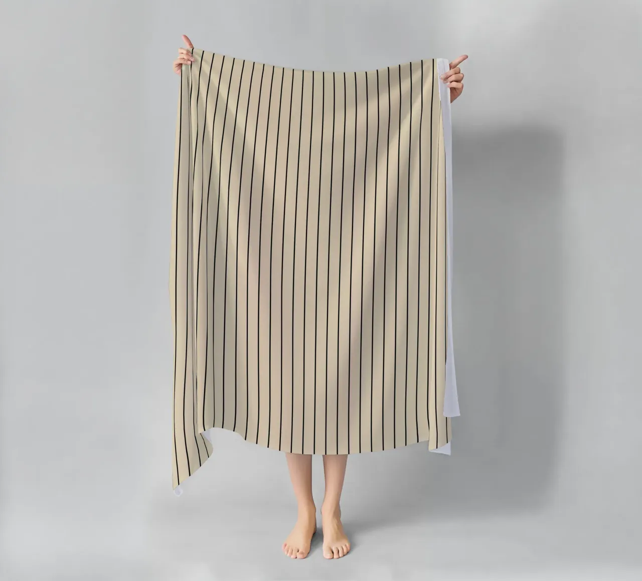 Minimal Basic Classic Pinstripe | Nero su Beige telo mare da Beauty in Simplicity