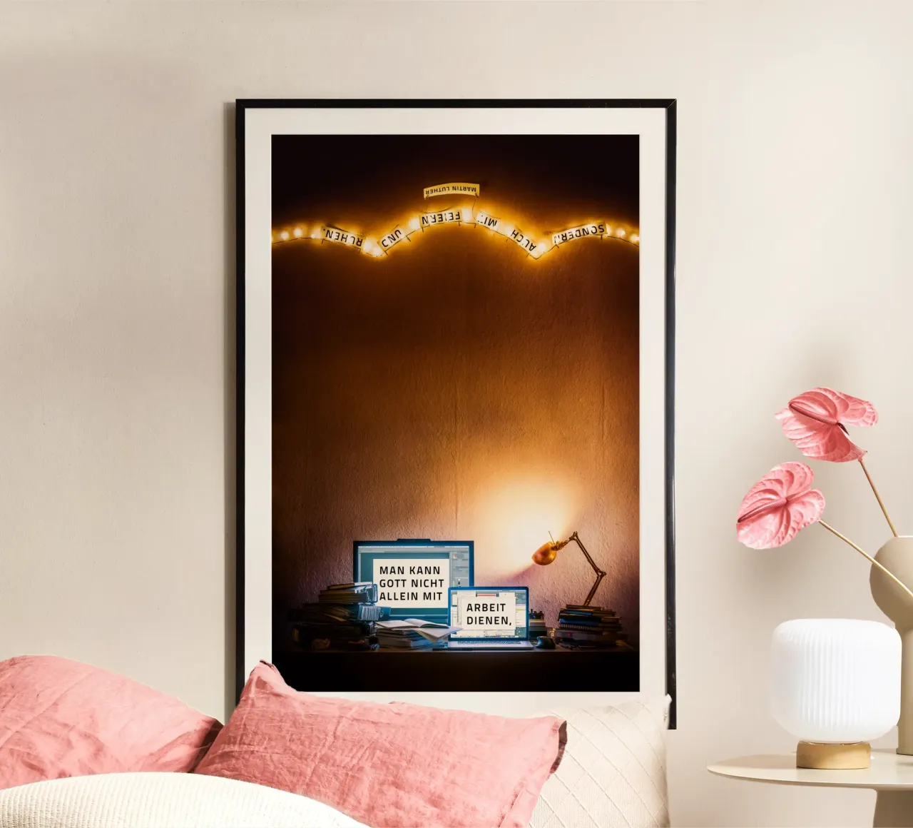Non si può servire Dio solo con il lavoro, ma anche con... poster con telaio in legno da undarstellbar Christliche Poster