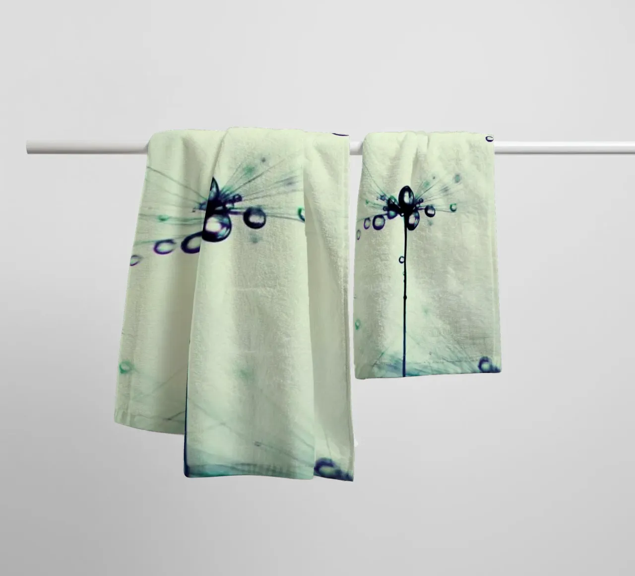 droplets of sapphire asciugamano da bagno da Ingrid Beddoes