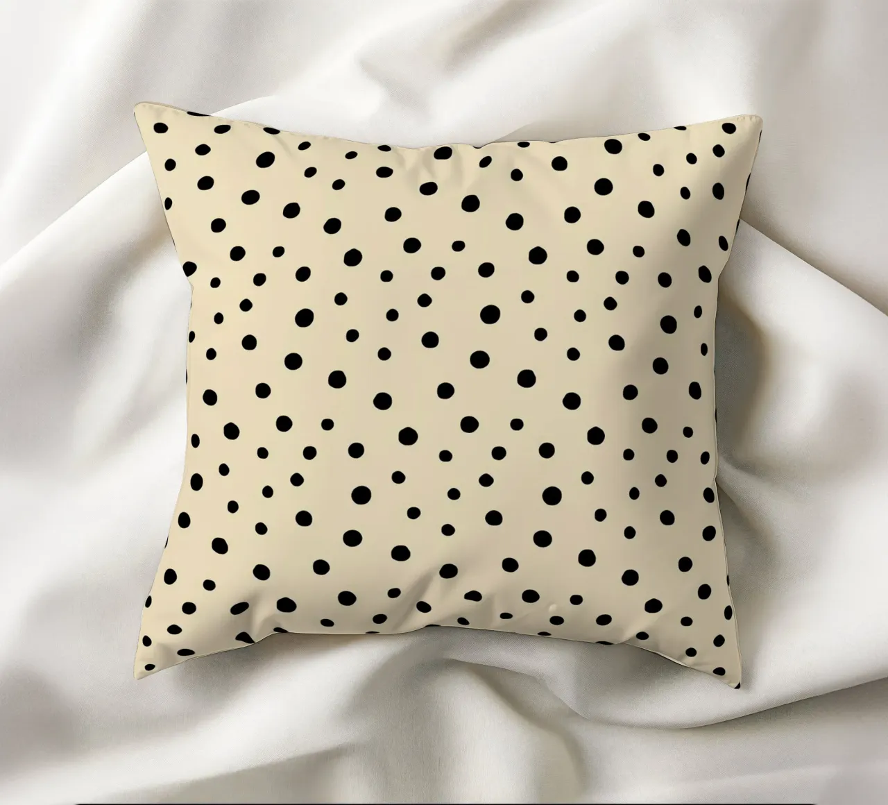 Minimal Chic disegnato a mano a pois nero su beige cuscino da Beauty in Simplicity