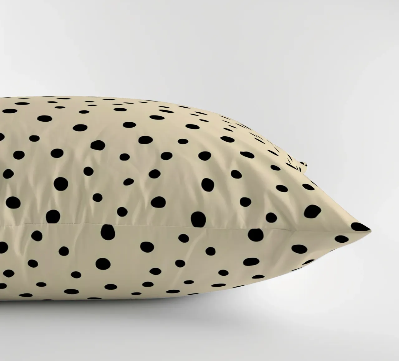 Minimal Chic disegnato a mano a pois nero su beige cuscino da Beauty in Simplicity
