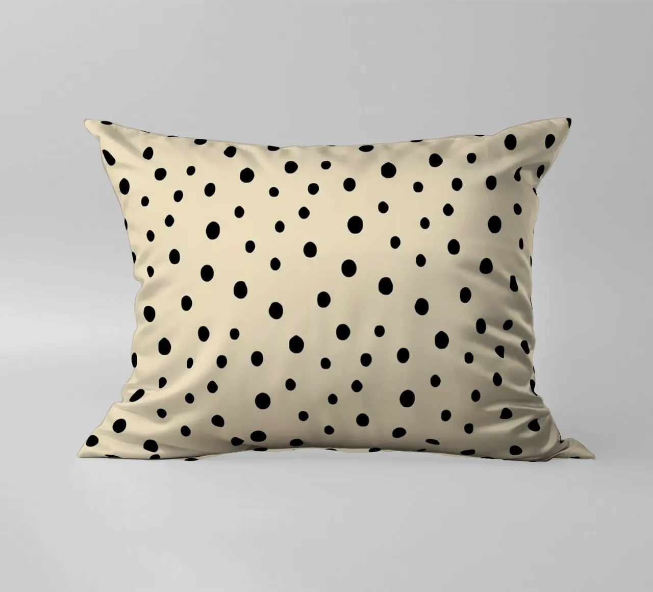 Minimal Chic disegnato a mano a pois nero su beige cuscino da Beauty in Simplicity