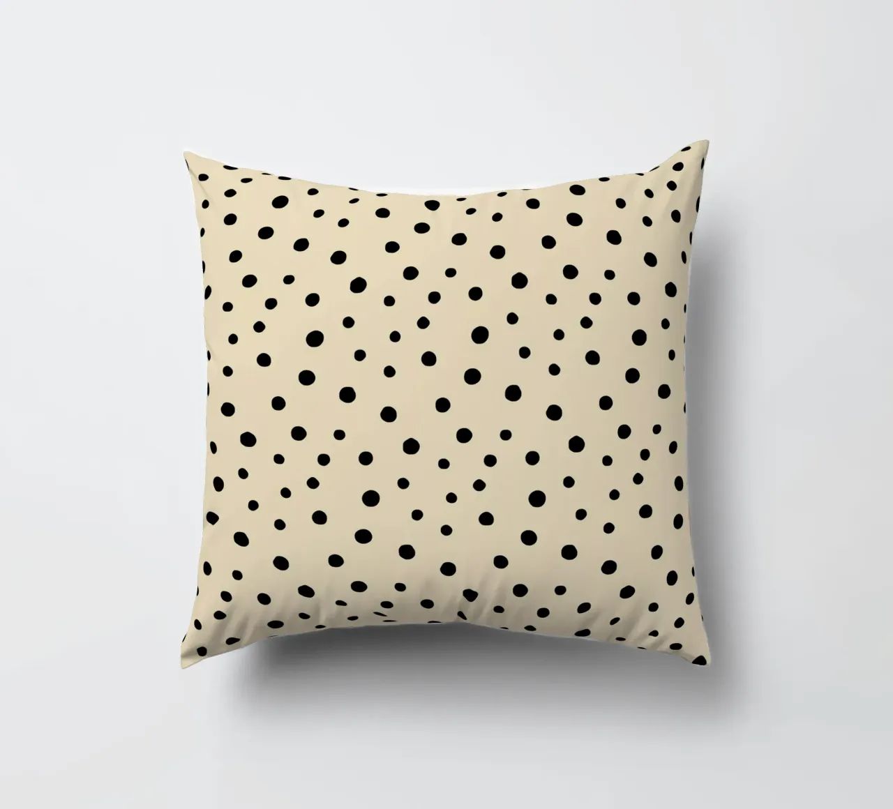 Minimal Chic disegnato a mano a pois nero su beige cuscino da Beauty in Simplicity