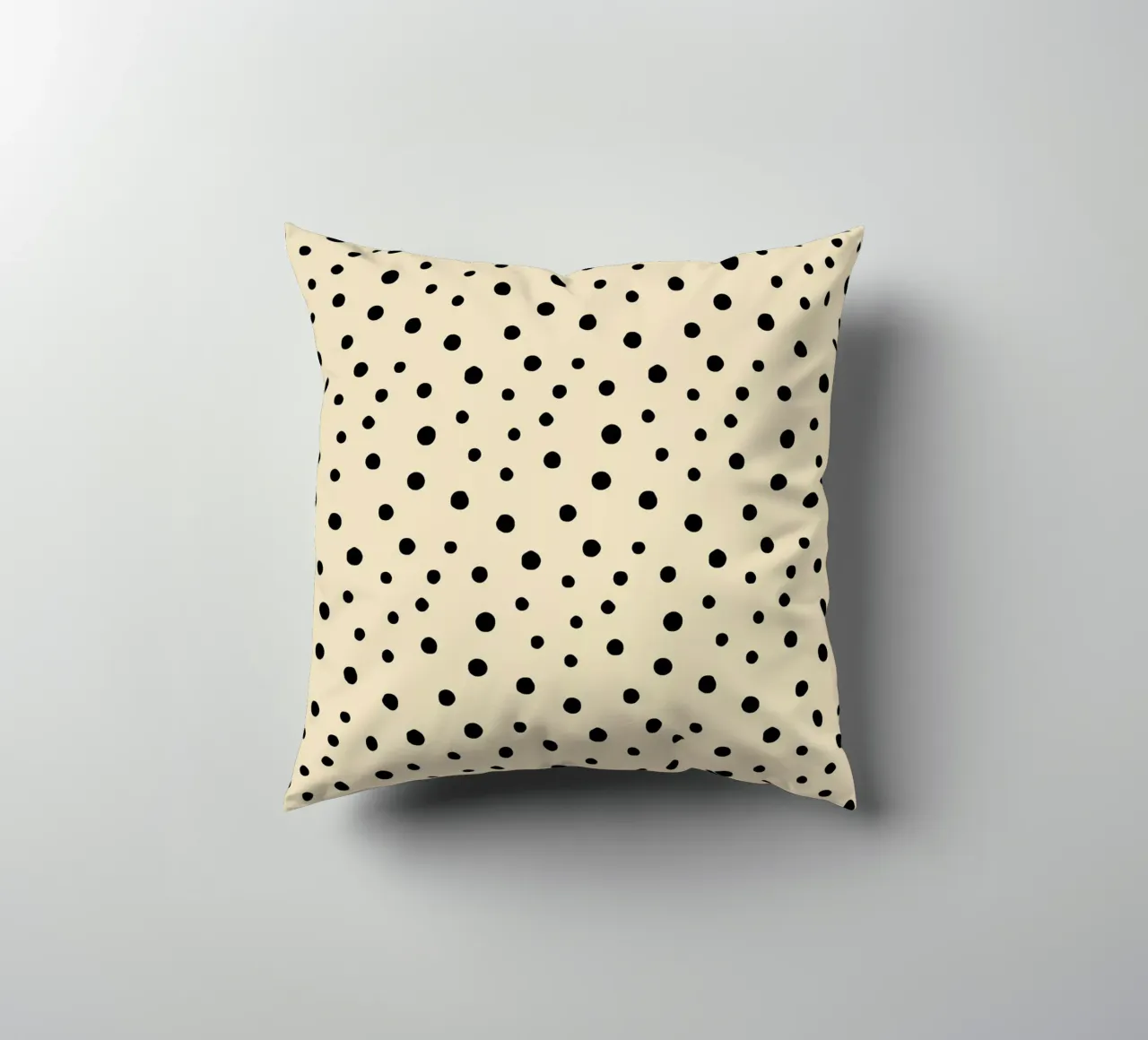 Minimal Chic disegnato a mano a pois nero su beige cuscino da Beauty in Simplicity